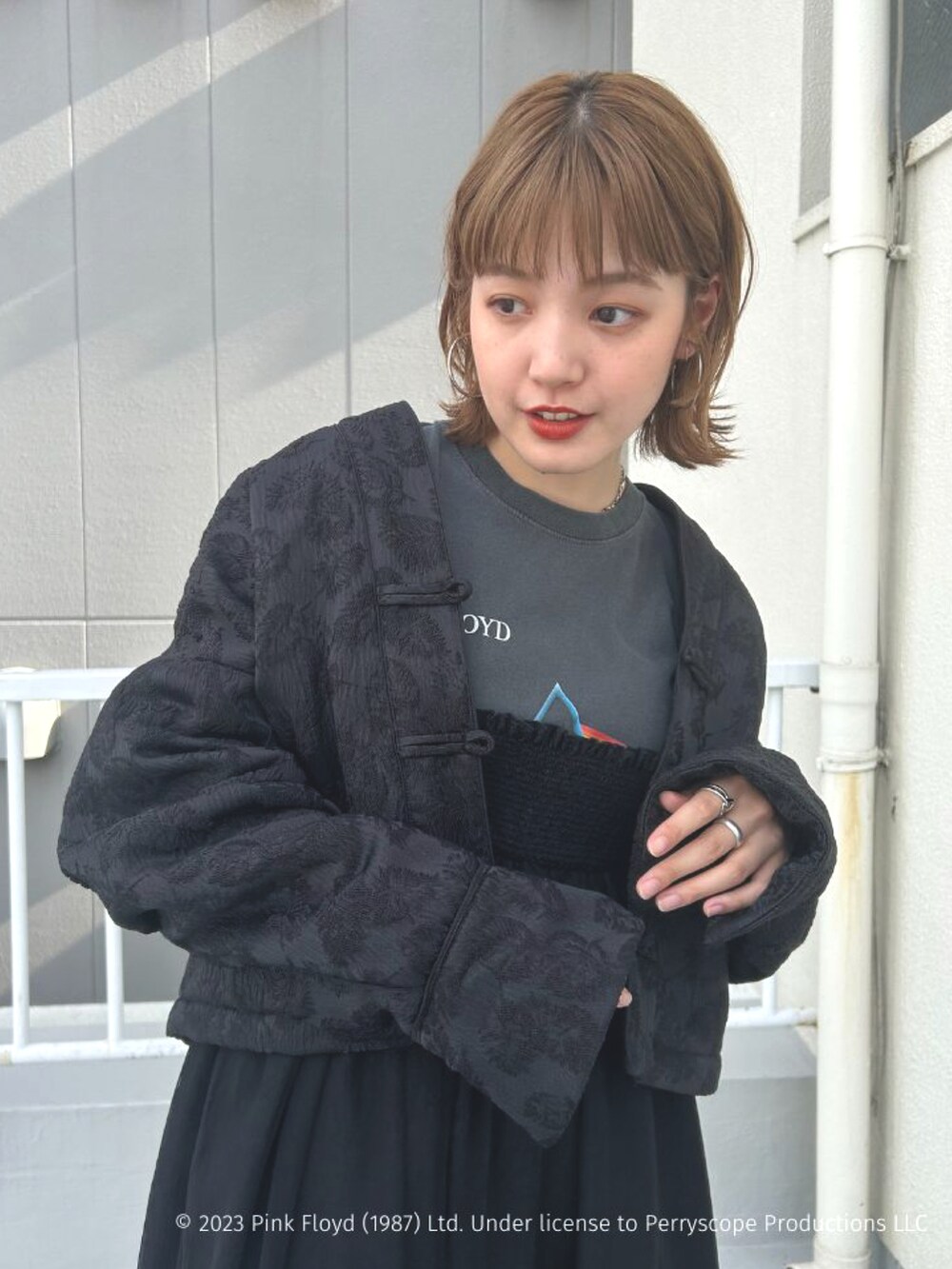 ブラック系のその他アウター、ブラック系のワンピースを着用したレディースの夏コーディネートの3枚目の写真