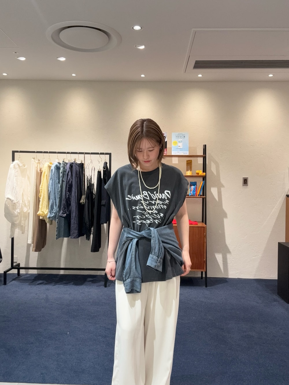 ブラック系のTシャツ/カットソー、ブルー系のシャツ/ブラウス、ホワイト系のその他パンツを着用したレディースの春コーディネートの2枚目の写真