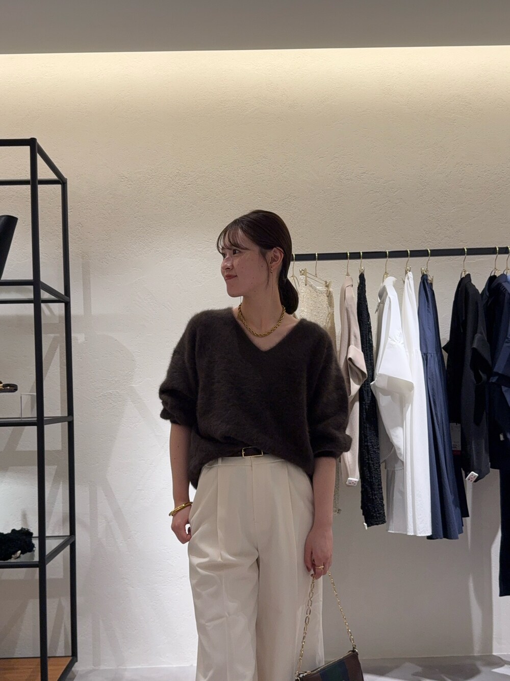 ホワイト系のその他パンツ、ブラウン系のニット/セーター、ブラウン系のブーツを着用したレディースの秋コーディネートの2枚目の写真