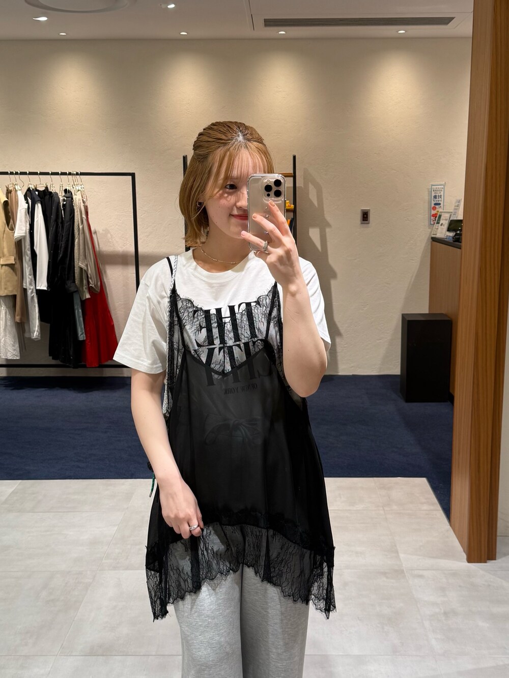 グレー系のスウェットパンツ、ブラック系のキャミソール、シルバー系のサンダルを着用したレディースの春コーディネートの2枚目の写真