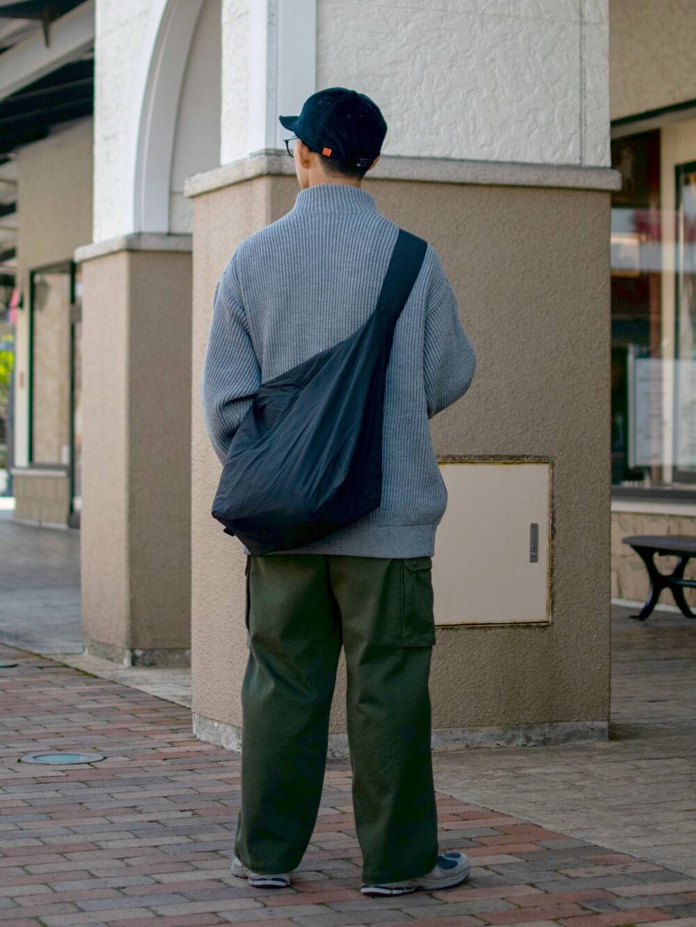 「低身長、低身長コーデ、niko and...、ニコアンド、ニット、ショルダーバッグ、キャップ、ゆったり、ワイドパンツ、カーゴパンツ」｜「niko and...のラージナイロンショルダーバッグ（ショルダーバッグ、ブラック系）」を使った、ぜっきーさん（メンズ・165cm）の秋コーディネートの5枚目の写真