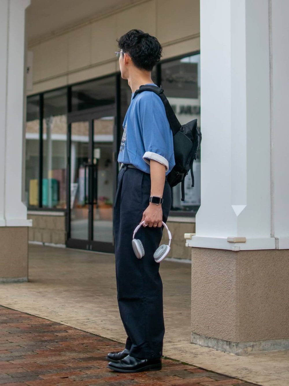 「低身長、低身長コーデ、niko and ...、ニコアンド、Tシャツ、プリントT、ビッグT、デザイントップス、ワイドパンツ、ネイビーパンツ、サングラス、ショルダーバッグ、ワントーンコーデ、タックイン」｜「niko and...のフロントタックワイドパンツ（その他パンツ、ブルー系）」を使った、ぜっきーさん（メンズ・165cm）の夏コーディネートの3枚目の写真