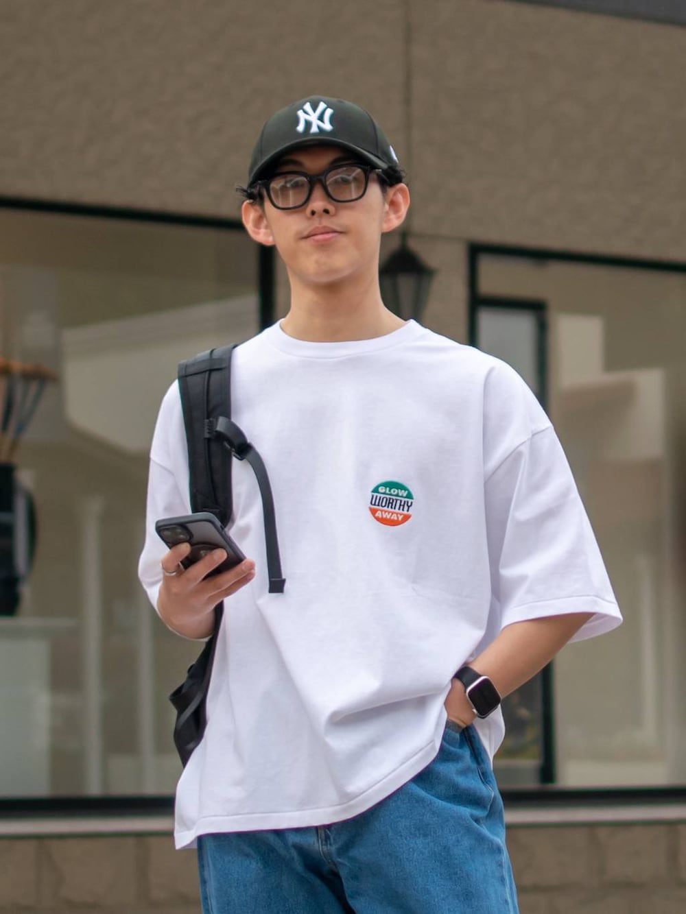 「低身長、低身長コーデ、niko and ...、ニコアンド、ロゴT、Tシャツ、白Tシャツ、ワイドパンツ、デニムパンツ、キャップ、春色、お出かけコーデ、ストリート、大人カジュアル、スニーカー」｜「niko and...の[niko and ...JEANS 2024SS]5ポケットワイドデニムパンツ（デニムパンツ、ブルー系）」を使った、ぜっきーさん（メンズ・165cm）の春コーディネートの5枚目の写真