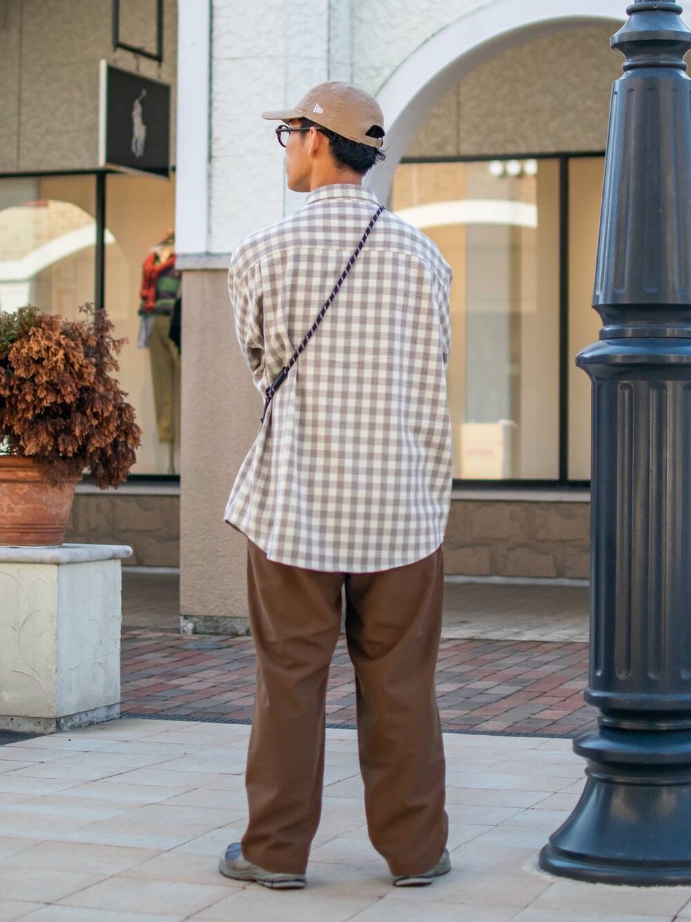 「低身長、低身長コーデ、niko and...、ニコアンド、ファッションを楽しもう、WEARyouthコーデ、シャツ、チェックシャツ、ワイドパンツ、スラックス、キャップ、ショルダーバッグ、ビッグシルエット、ブラウン、きれいめカジュアル」｜「niko and...のパラコードミニショルダー（ショルダーバッグ、グレー系）」を使った、ぜっきーさん（メンズ・165cm）の秋コーディネートの5枚目の写真