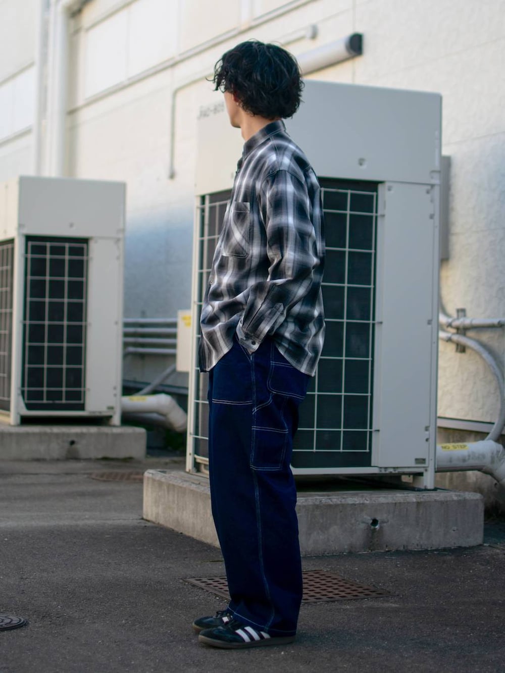 「低身長、体型カバー、ゆったり、niko and ...、シャツ、ワイドパンツ、デニムパンツ、NKJコーデ_niko and ...」｜「niko and...のカラミチェックシャツ（シャツ/ブラウス、ブラック系）」を使った、ぜっきーさん（メンズ・165cm）の春コーディネートの3枚目の写真