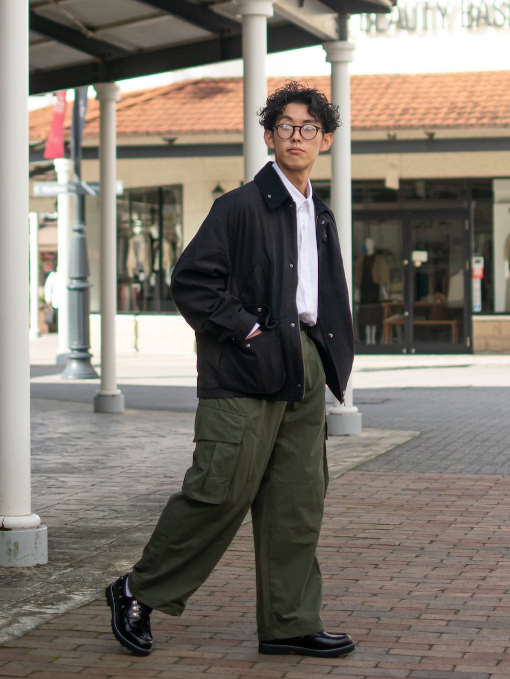 「秋服まるっと大公開、秋コーデ、カーゴパンツ、ワイドパンツ、メガネ男子、秋のコーデ、きれいめカジュアル、ハンティングジャケット、ブルゾン、白シャツ、タックイン、デッキシューズ、niko and ...、低身長、低身長コーデ」｜「niko and...のジョイントハンティングブルゾン（ブルゾン、ブラック系）」を使った、ぜっきーさん（メンズ・165cm）の秋コーディネートの3枚目の写真