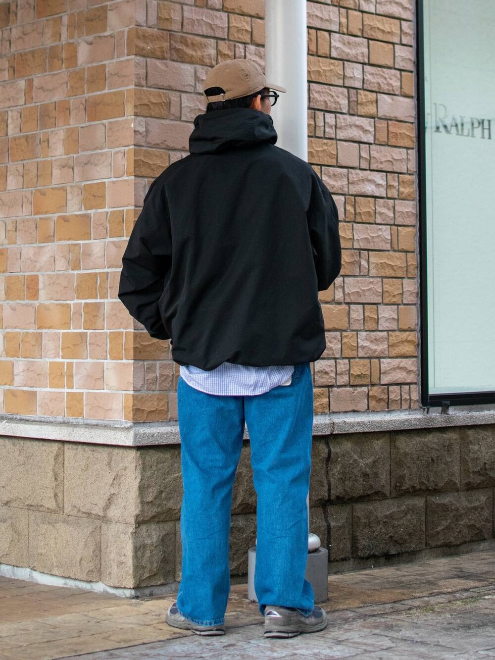 ブルー系のシャツ/ブラウス、ブルー系のデニムパンツ、ブラック系のマウンテンパーカーを着用したメンズの冬コーディネートの3枚目の写真