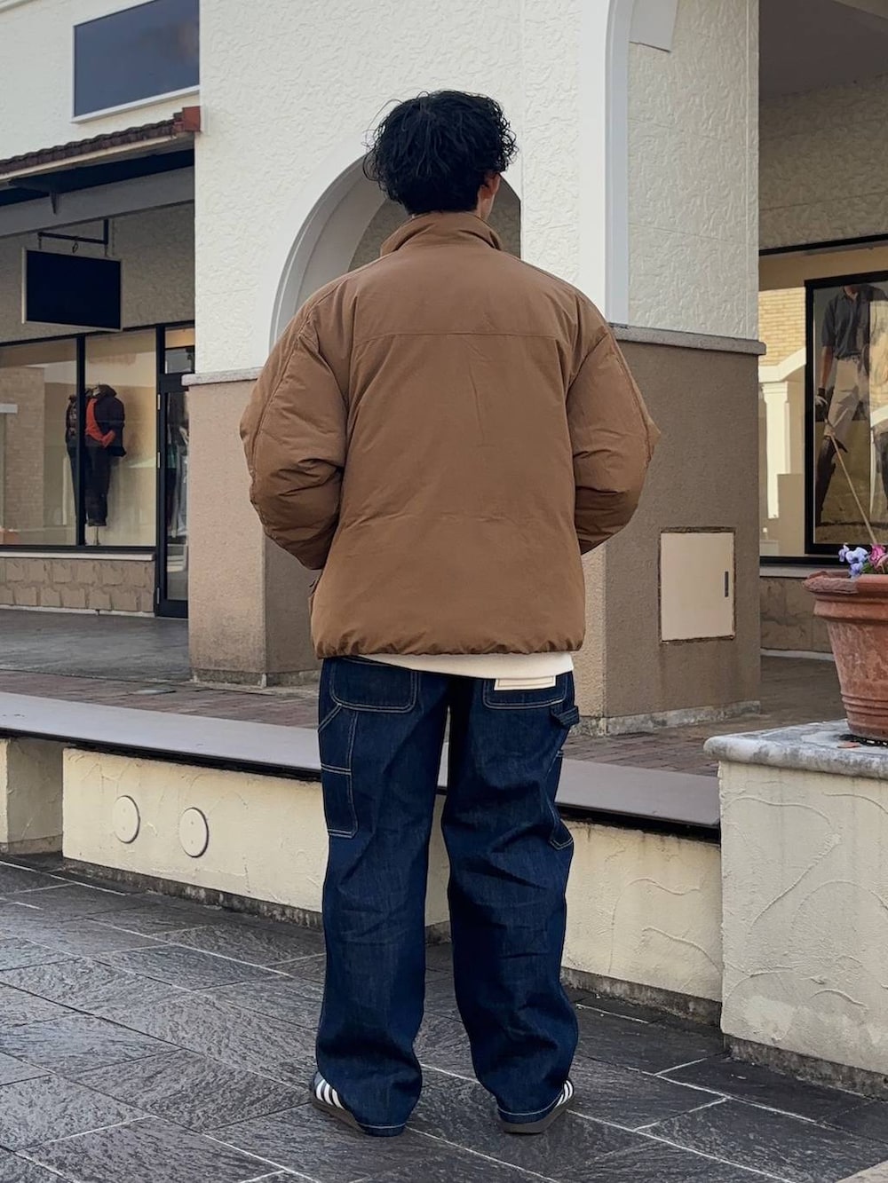 「真冬のあったかスタイル、低身長、低身長コーデ、niko and ...、ニコアンド、デニム、デニムパンツ、ワイドパンツ、ダウンジャケット、お出かけコーデ、スウェット、冬コーデ」｜「niko and...の中綿スタンドミリタリーブルゾン（ブルゾン、イエロー系）」を使った、ぜっきーさん（メンズ・165cm）の冬コーディネートの4枚目の写真