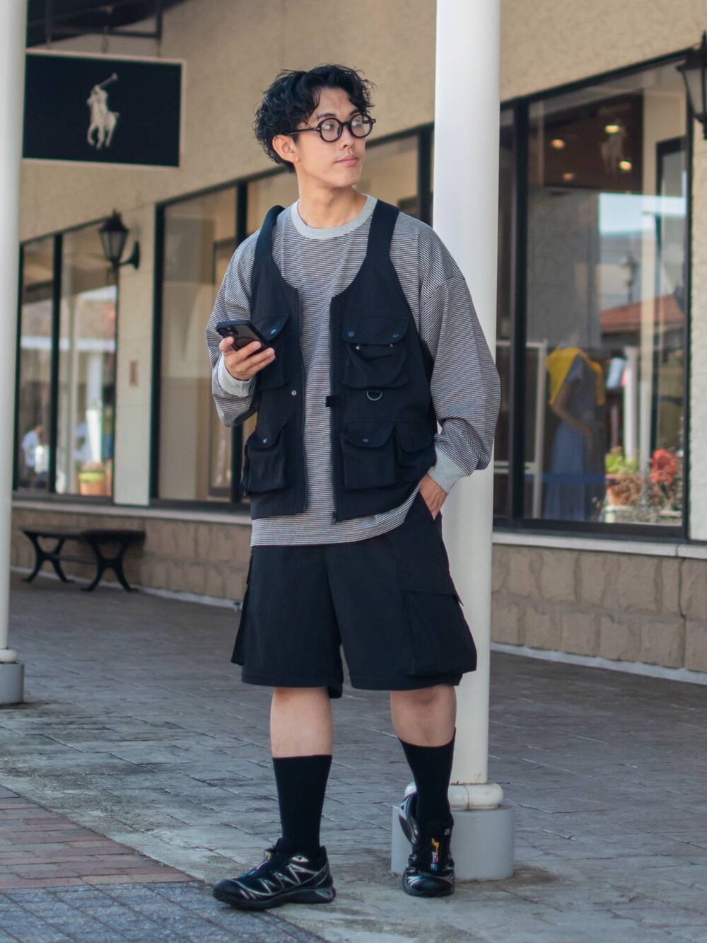 「低身長、低身長コーデ、niko and ...、ニコアンド、ロンT、ボーダー、ボーダーTシャツ、ベスト、ワイドパンツ、ハーフパンツ、カーゴパンツ、レイヤードスタイル、スニーカー、モノトーン、秋服準備はじめました」｜「niko and...の2WAYジップカーゴパンツ（カーゴパンツ、ブラック系）」を使った、ぜっきーさん（メンズ・165cm）の夏コーディネートの2枚目の写真