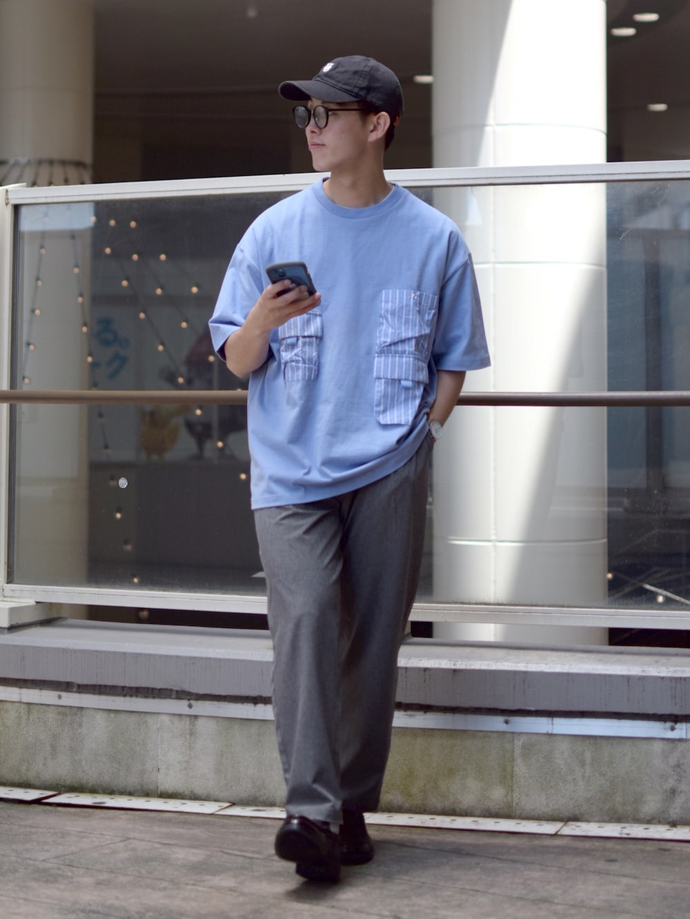 「niko and ...、ニコアンド、ビッグT、水色、ワイドパンツ、テーパードパンツ、革靴、ローファー、グレーパンツ、グレー、キャップ、universaloverall、きれいめカジュアル、低身長コーデ、シンプルコーデ」｜「UNIVERSAL OVERALLの【UNIVERSAL OVERALL】別注ウォッシュドコットンローキャップ（キャップ、グレー系）」を使った、ぜっきーさん（メンズ・165cm）の春コーディネートの3枚目の写真