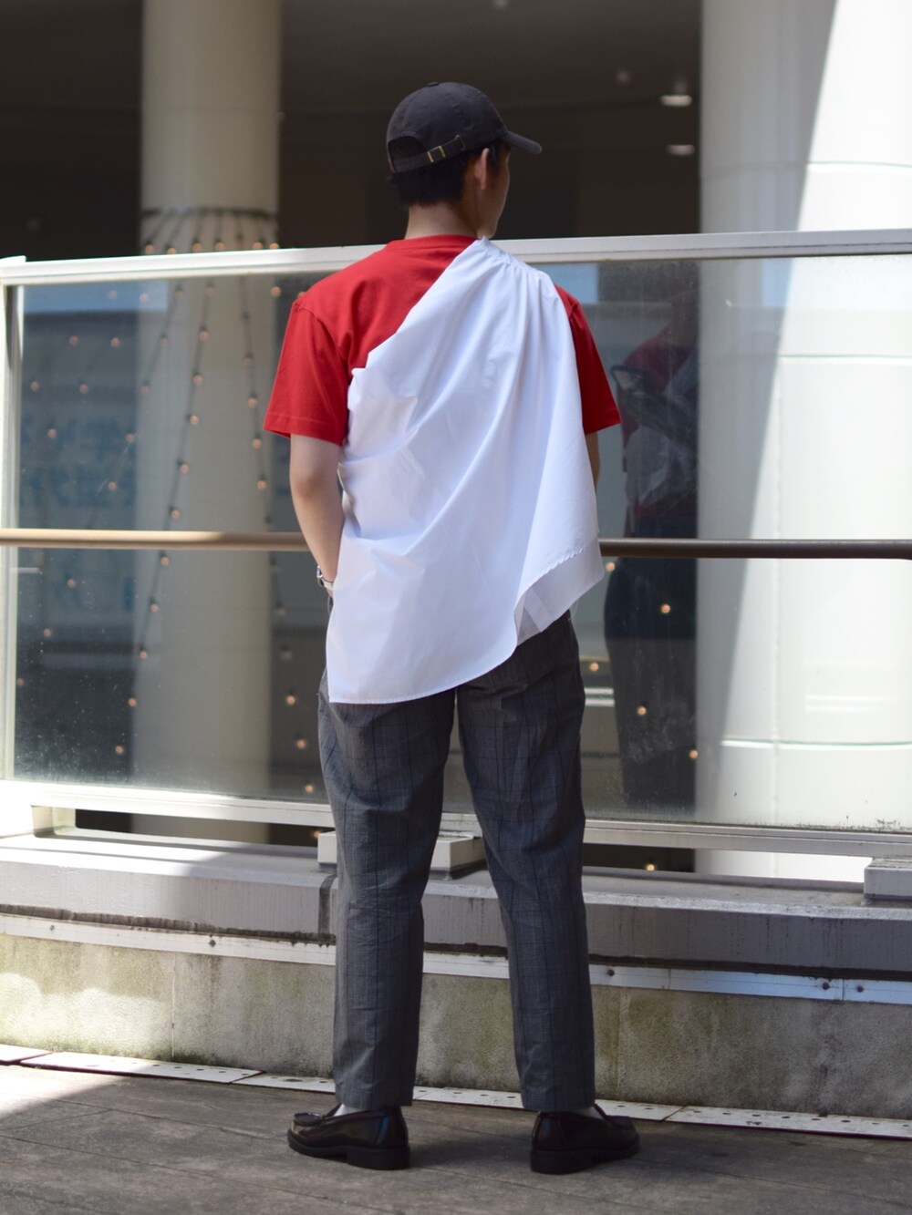 「niko and ...、ニコアンド、Hanes、夏だ!Tシャツ着よう!、Tシャツ、赤、肩掛け、ワイドパンツ、テーパードパンツ、チェックパンツ、ローファー、革靴、キャップ、夏コーデ、低身長コーデ」|「UNIVERSAL OVERALLの【UNIVERSAL OVERALL】別注ウォッシュドコットンローキャップ(キャップ、グレー系)」を使った、ぜっきーさん(メンズ・165cm)の夏コーディネートの5枚目の写真
