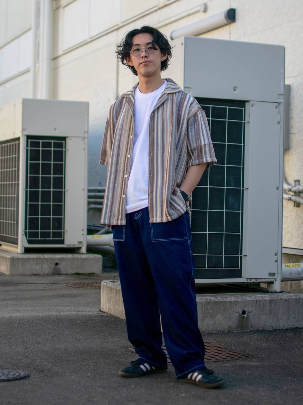 「低身長、体型カバー、ゆったり、niko and ...、シャツ、ワイドパンツ、デニムパンツ、NKJコーデ_niko and ...」｜「niko and...の9oz COOLMAXライトデニムペインターパンツ【niko and ...JEANS 2025SS】（デニムパンツ、ブルー系）」を使った、ぜっきーさん（メンズ・165cm）の春コーディネートの2枚目の写真