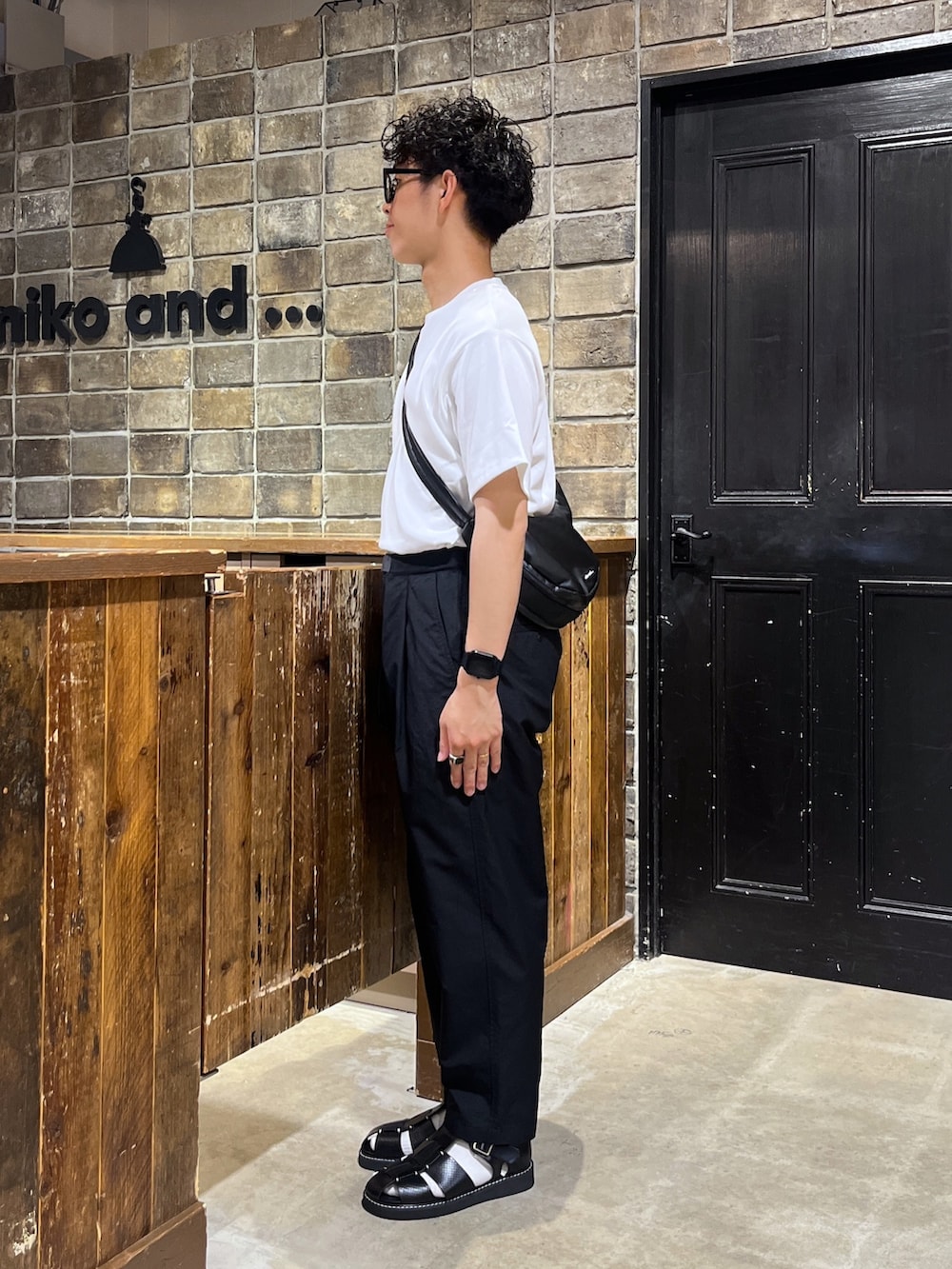 「このスタイルがお気に入り、低身長、低身長コーデ、低身長男子、NUMERALS、niko and ...、シンプルコーデ、黒シャツ、ワイドパンツ、グルカサンダル、ビッグシルエット、セットアップ、きれいめカジュアル、タックイン、レザーバッグ」｜「niko and...の[セットアップ対応]リリースドライショートスリーブシャツ（シャツ/ブラウス、ブラック系）」を使った、ぜっきーさん（メンズ・165cm）の夏コーディネートの5枚目の写真