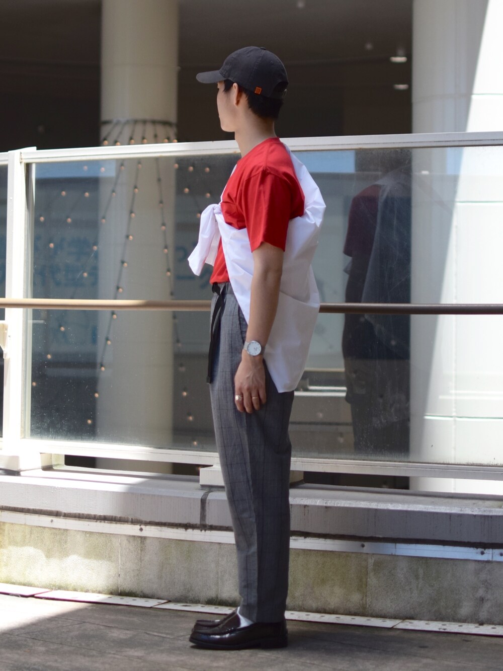 「niko and ...、ニコアンド、Hanes、夏だ!Tシャツ着よう!、Tシャツ、赤、肩掛け、ワイドパンツ、テーパードパンツ、チェックパンツ、ローファー、革靴、キャップ、夏コーデ、低身長コーデ」|「UNIVERSAL OVERALLの【UNIVERSAL OVERALL】別注ウォッシュドコットンローキャップ(キャップ、グレー系)」を使った、ぜっきーさん(メンズ・165cm)の夏コーディネートの4枚目の写真