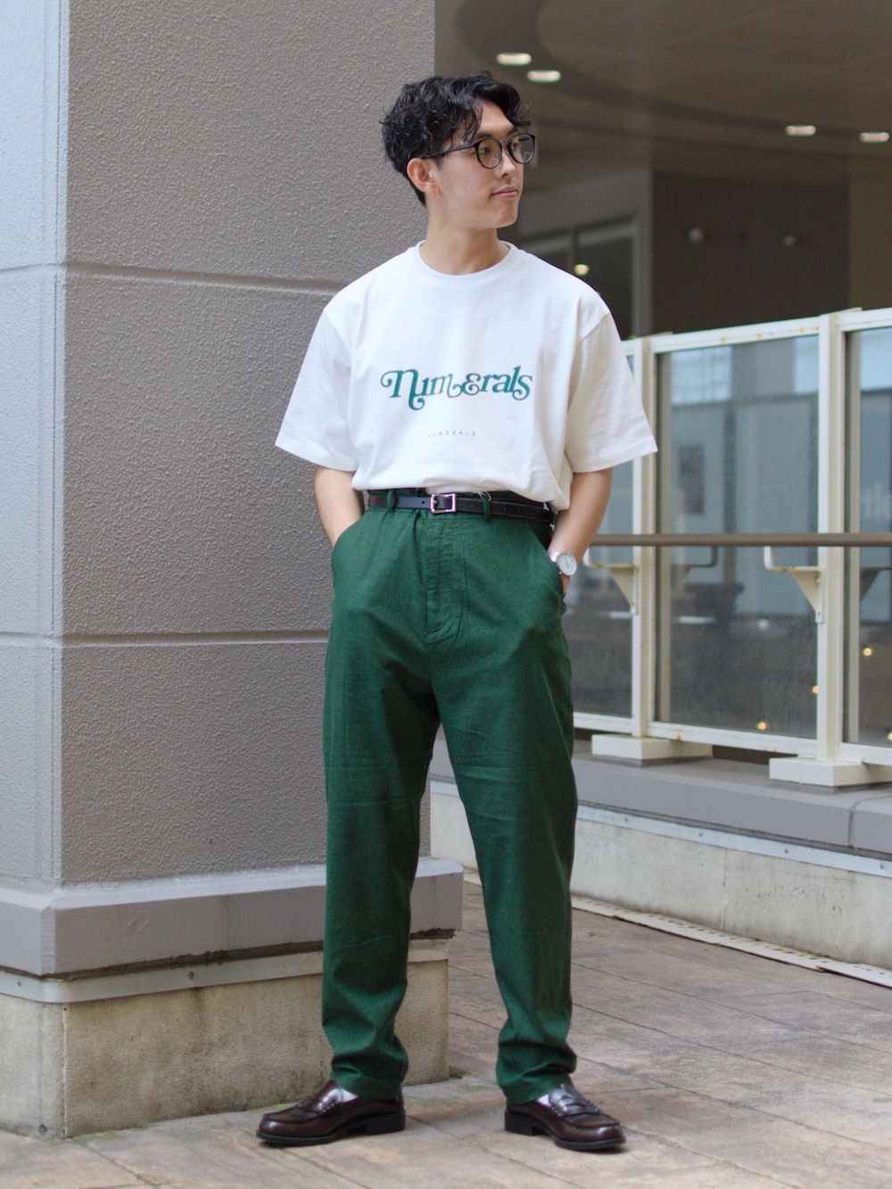 「niko and ...、ニコアンド、NUMERALS、ロゴT、白Tシャツ、カラーパンツ、リネンパンツ、グリーン、ローファー、タックイン、低身長コーデ、春夏コーデ、きれいめカジュアル、初夏コーデ、シンプルコーデ」｜「NUMERALSの【UNISEX】[NUMERALS]UDRプリントBIGTシャツ（Tシャツ/カットソー、ホワイト系）」を使った、ぜっきーさん（メンズ・165cm）の春コーディネートの2枚目の写真