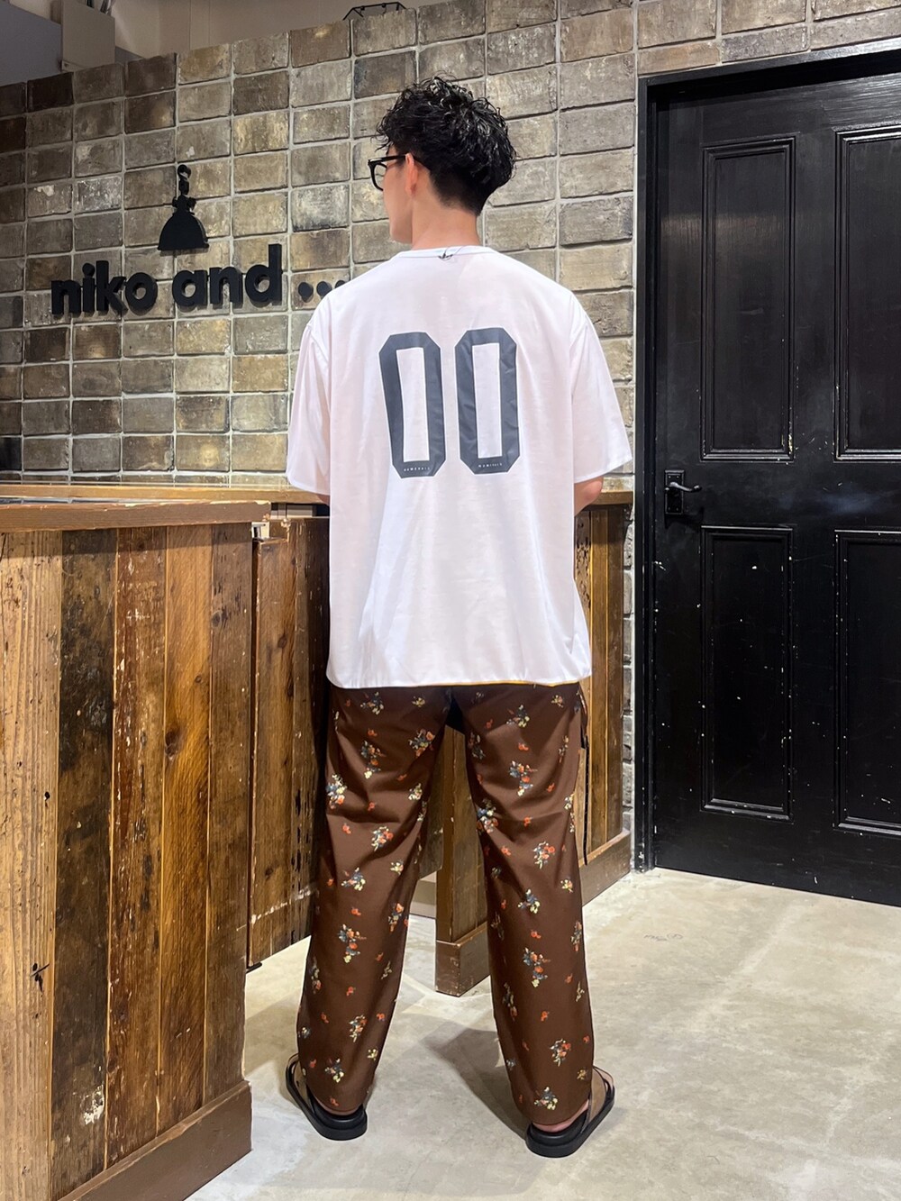 「このスタイルがお気に入り、低身長、低身長コーデ、低身長男子、niko and ...、NUMERALS、ビッグシルエット、セットアップ、お出かけコーデ、総柄、柄シャツ、Tシャツ、柄パンツ、サンダル、ブラウンコーデ」｜「NUMERALSの[NUMERALS]リネンライクイージーパンツ（その他パンツ、その他）」を使った、ぜっきーさん（メンズ・165cm）の夏コーディネートの4枚目の写真