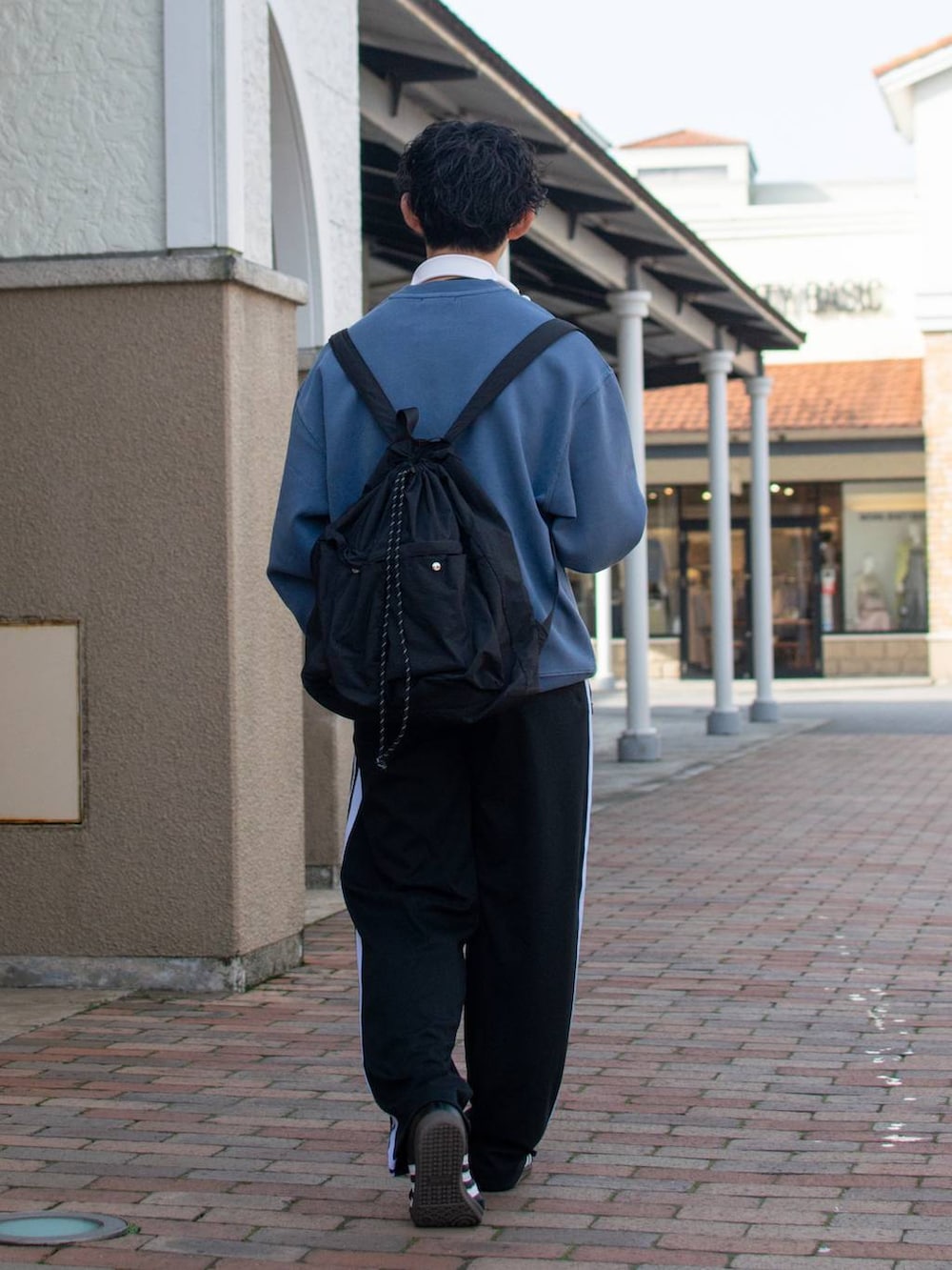 「低身長、低身長コーデ、NUMERALS、niko and ...、ニコアンド、スウェット、ワイドパンツ、トラックパンツ、春コーデ、春服みてみて、スポーツミックス、お出かけコーデ、スニーカー、ナップサック、シンプルコーデ」｜「niko and...のオリジナルWポケットナップサック（バックパック/リュック、ブラック系）」を使った、ぜっきーさん（メンズ・165cm）の春コーディネートの3枚目の写真