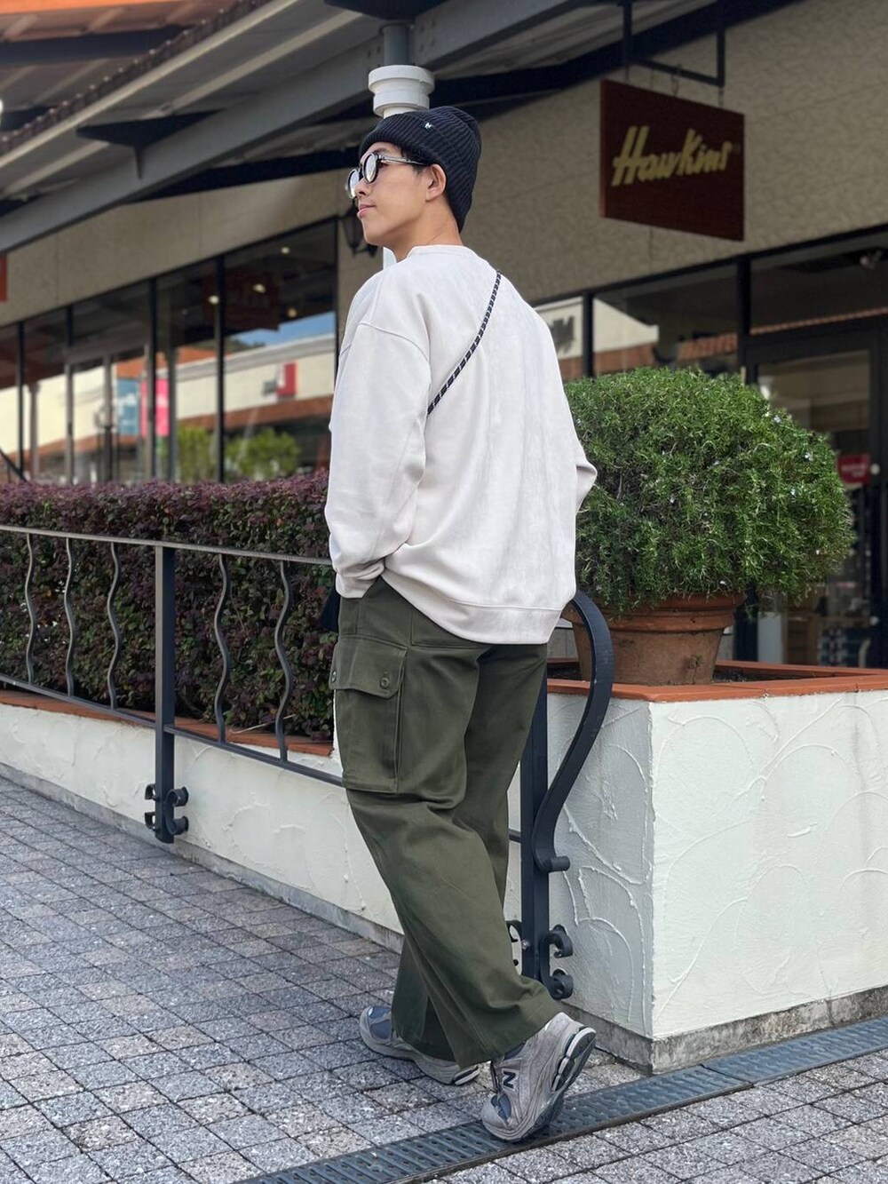「低身長、低身長コーデ、niko and...、ニコアンド、ファッションを楽しもう、WEARyouthコーデ、スエード、ワイドパンツ、カーゴパンツ、ショルダーバッグ、ニット帽、ビッグシルエット、ストリート、秋コーデ、アースカラー」｜「niko and...のパラコードミニショルダー（ショルダーバッグ、ブラック系）」を使った、ぜっきーさん（メンズ・165cm）の秋コーディネートの4枚目の写真