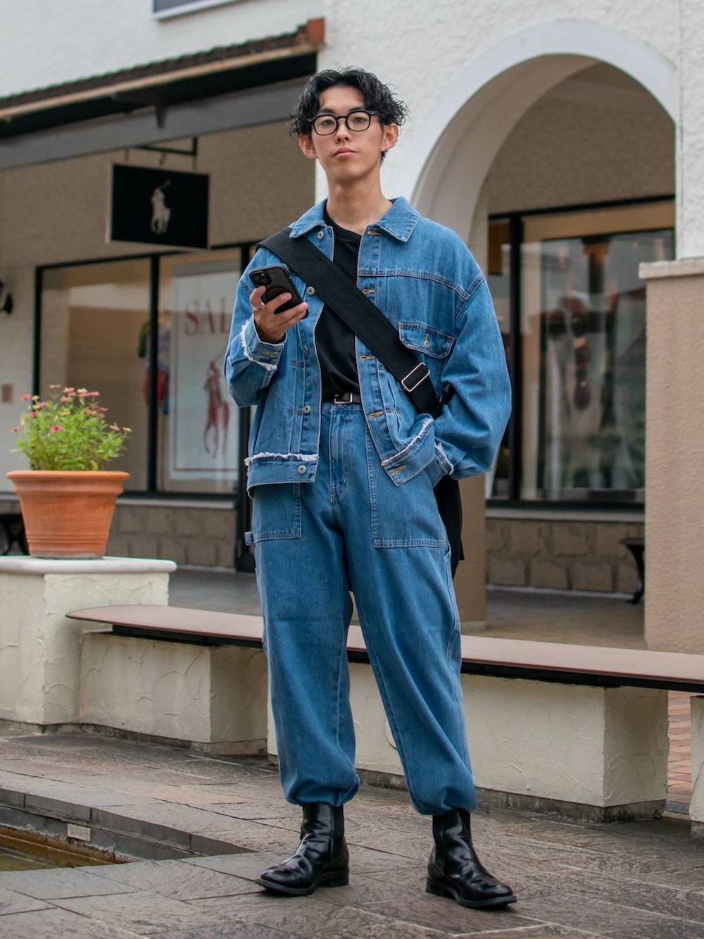 「低身長、体型カバー、ゆったり、niko and ...、セットアップ、デニムジャケット、デニムパンツ、Tシャツ、NKJコーデ_niko and ...」|「niko and...のウェリントンカラーサングラス(サングラス、その他)」を使った、ぜっきーさん(メンズ・165cm)の夏コーディネートの2枚目の写真