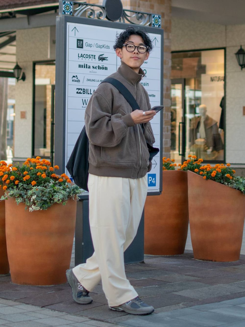 「低身長、低身長コーデ、niko and...、ニコアンド、ブルゾン、ハイネック、ショート丈、ワイドパンツ、白パンツ、ショルダーバッグ、ビッグシルエット、秋コーデ、スニーカー、New Balance、シティーボーイ」｜「niko and...のウーリーテックアーミーリブブルゾン（ブルゾン、ブラウン系）」を使った、ぜっきーさん（メンズ・165cm）の秋コーディネートの3枚目の写真