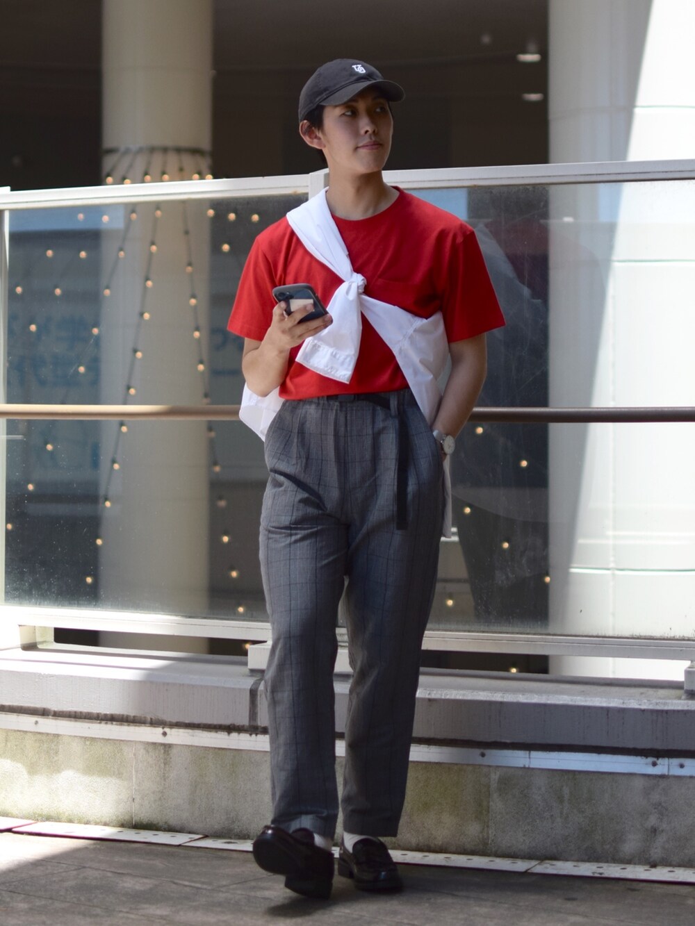 「niko and ...、ニコアンド、Hanes、夏だ!Tシャツ着よう!、Tシャツ、赤、肩掛け、ワイドパンツ、テーパードパンツ、チェックパンツ、ローファー、革靴、キャップ、夏コーデ、低身長コーデ」|「UNIVERSAL OVERALLの【UNIVERSAL OVERALL】別注ウォッシュドコットンローキャップ(キャップ、グレー系)」を使った、ぜっきーさん(メンズ・165cm)の夏コーディネートの2枚目の写真