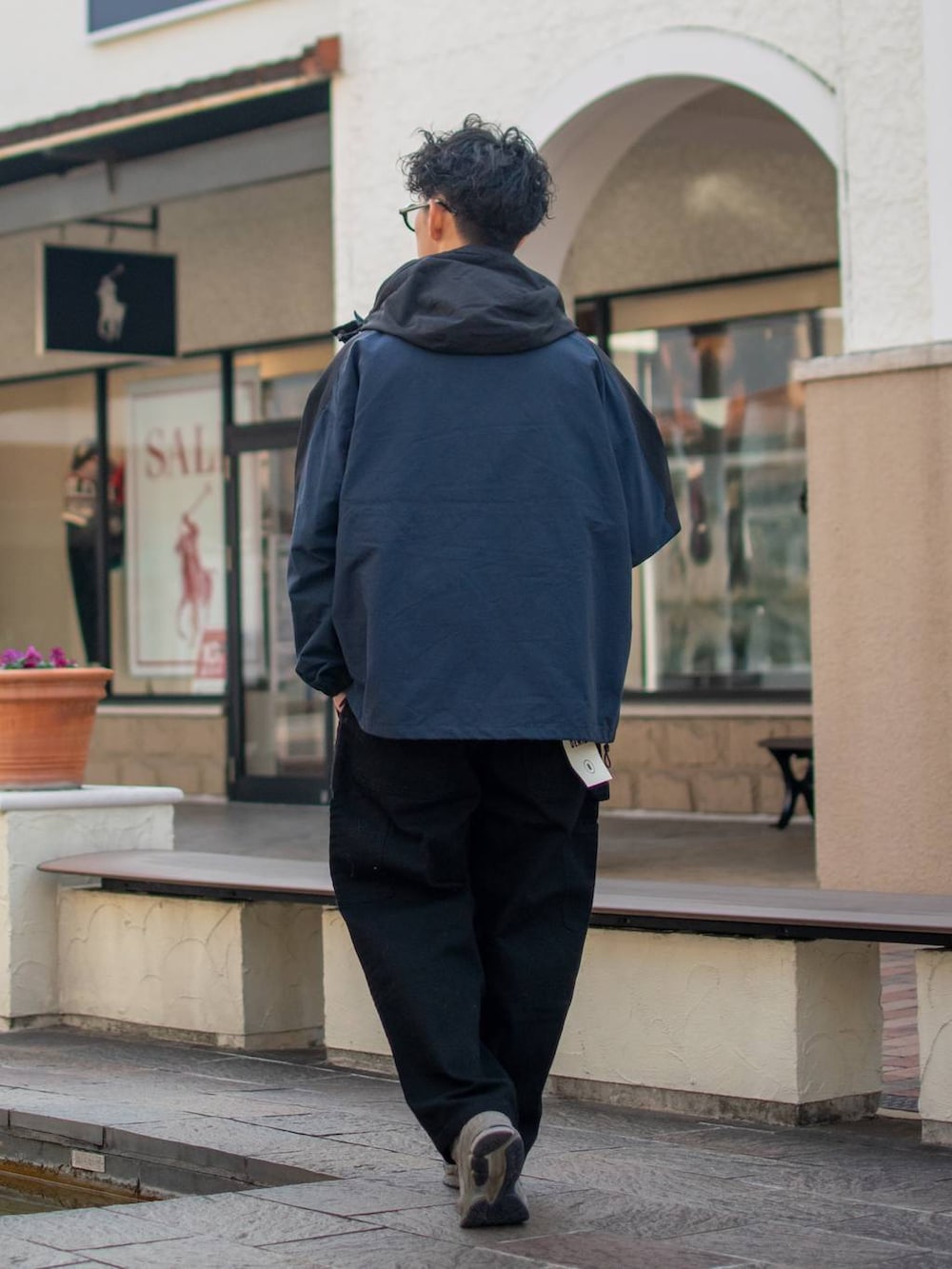 「低身長、低身長コーデ、niko and ...、ニコアンド、お出かけコーデ、冬アウター、マウンテンパーカー、パーカー、ワイドパンツ、デニム」｜「niko and...の［niko and ...JEANS 2023SS］デニムペインターパンツ（デニムパンツ、ブラック系）」を使った、ぜっきーさん（メンズ・165cm）の冬コーディネートの4枚目の写真