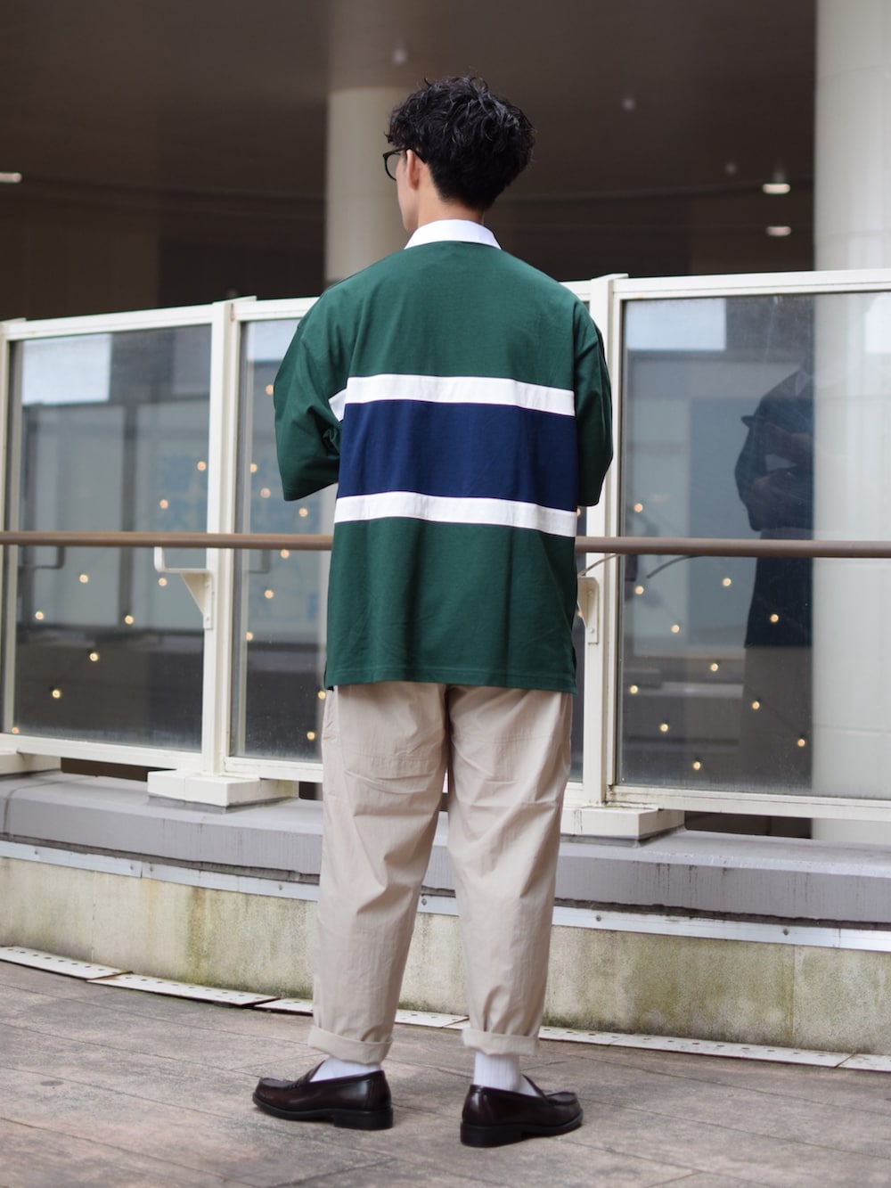 「niko and ...、ニコアンド、ラガーシャツ、ロゴT、ビッグT、切り替え、ワイドパンツ、ワークパンツ、ロールアップ、革靴、ローファー、きれいめカジュアル、アメカジ、低身長コーデ、FUDGEBOYのトラッドスタイル」｜「niko and...の切り替えラガーTシャツ（Tシャツ/カットソー、グリーン系）」を使った、ぜっきーさん（メンズ・165cm）の春コーディネートの4枚目の写真