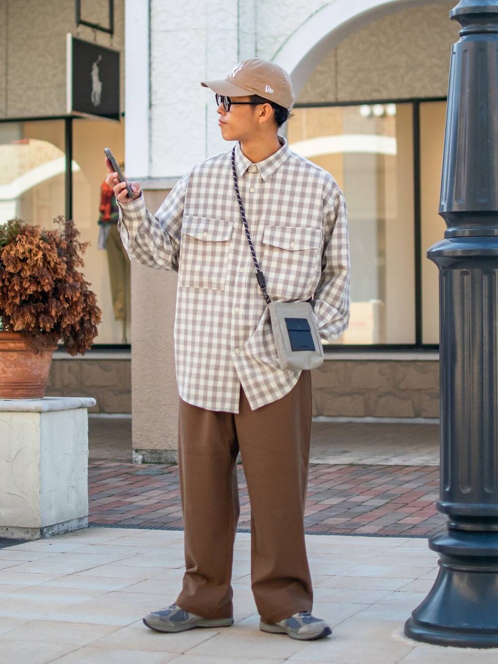 「低身長、低身長コーデ、niko and...、ニコアンド、ファッションを楽しもう、WEARyouthコーデ、シャツ、チェックシャツ、ワイドパンツ、スラックス、キャップ、ショルダーバッグ、ビッグシルエット、ブラウン、きれいめカジュアル」｜「niko and...のパラコードミニショルダー（ショルダーバッグ、グレー系）」を使った、ぜっきーさん（メンズ・165cm）の秋コーディネートの3枚目の写真