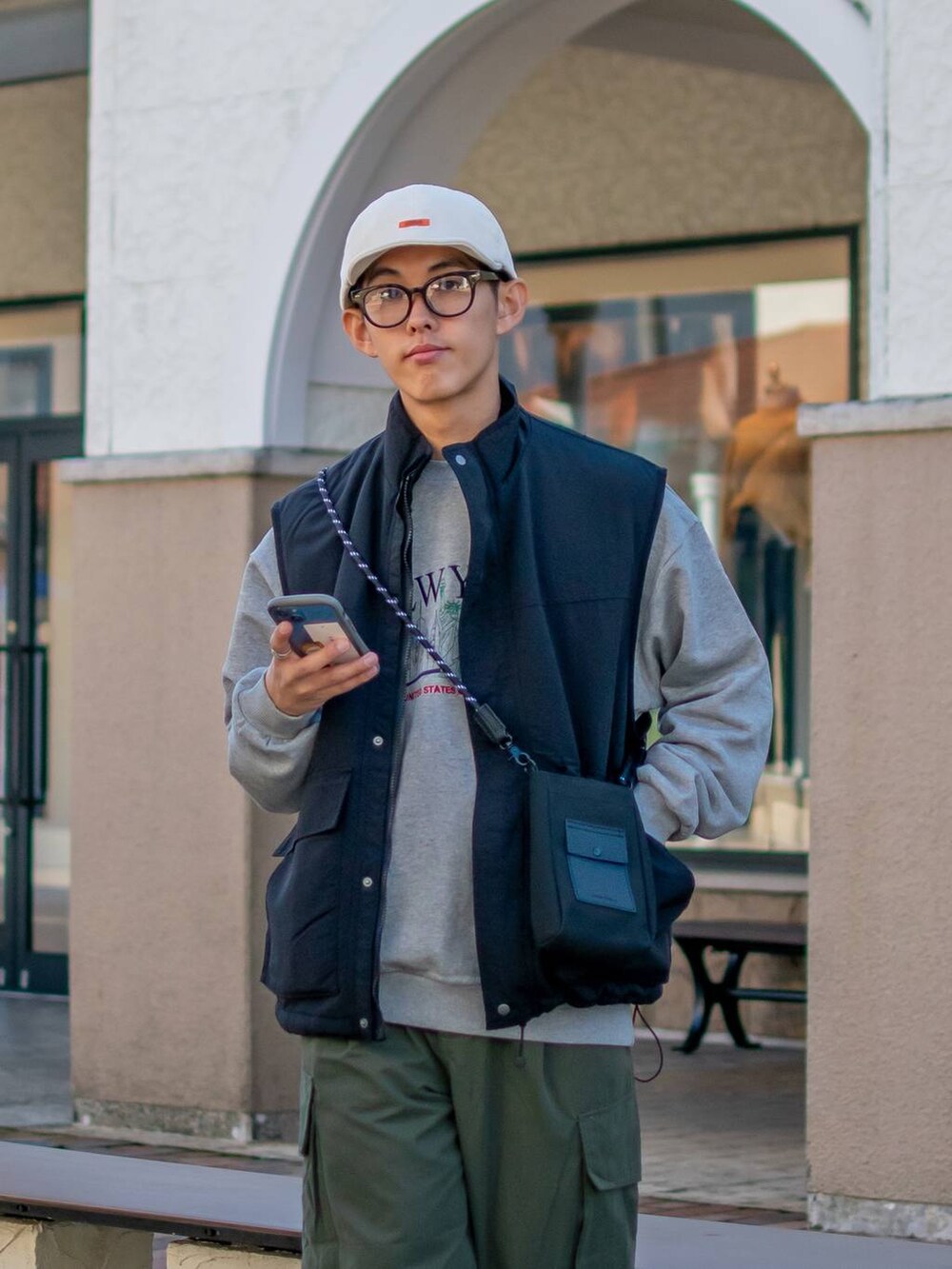 「低身長、低身長コーデ、niko and...、ニコアンド、重ね着ベストシーズン、レイヤードスタイル、WEARyouthコーデ、ベスト、スウェット、ロゴスウェット、ワイドパンツ、カーゴパンツ、キャップ、ショルダーバッグ、デッキシューズ」|「niko and...のパラコードミニショルダー(ショルダーバッグ、ブラック系)」を使った、ぜっきーさん(メンズ・165cm)の秋コーディネートの5枚目の写真