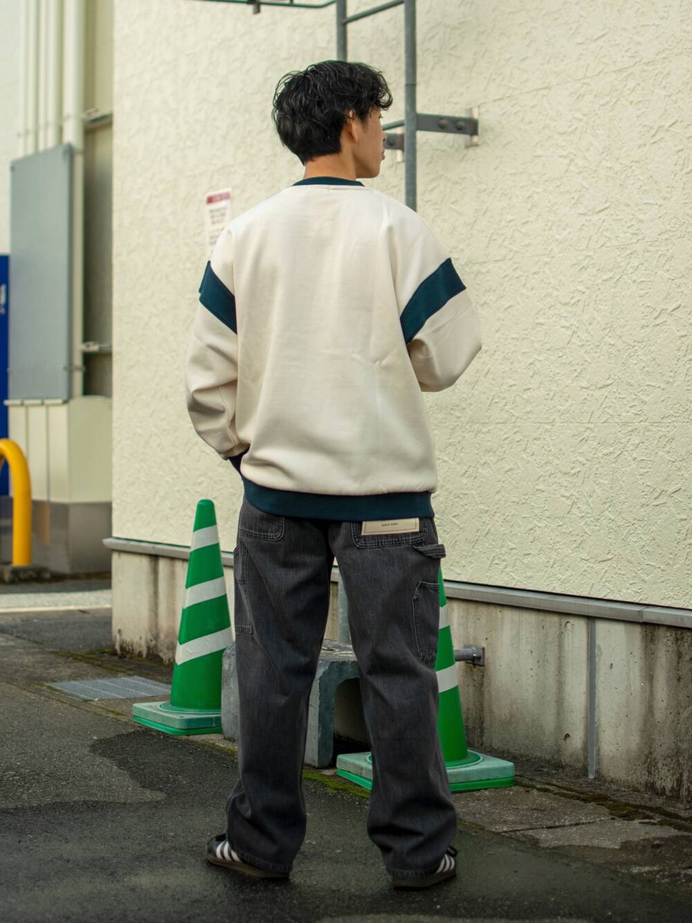 「低身長、体型カバー、ゆったり、niko and ...、スウェット、ワイドパンツ、デニムパンツ、NKJコーデ_niko and ...」｜「niko and...のレトロスポーツロゴプルオーバー（スウェット、ホワイト系）」を使った、ぜっきーさん（メンズ・165cm）の冬コーディネートの4枚目の写真
