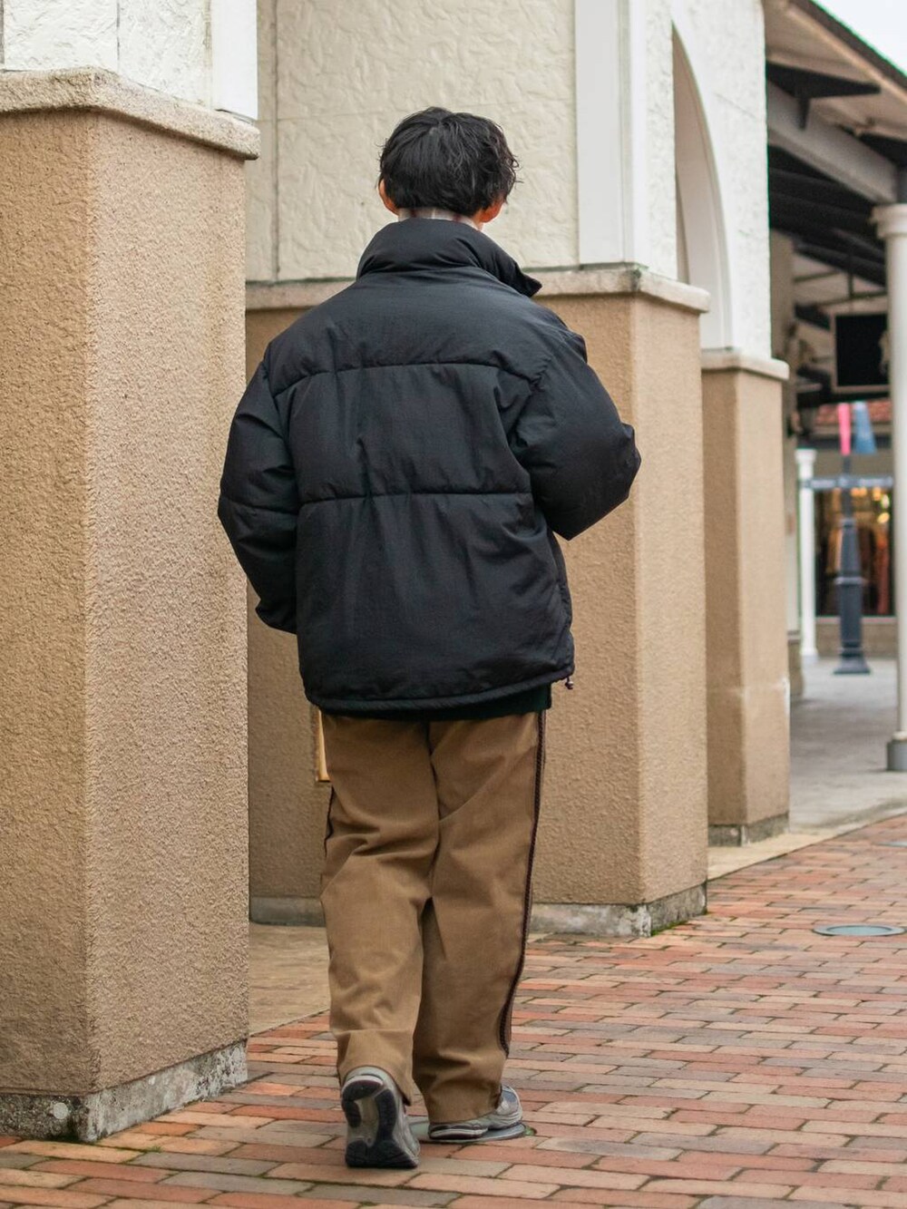 「低身長、低身長コーデ、niko and ...、ニコアンド、ダウンジャケット、アウター、ニット、ワイドパンツ、コーデュロイパンツ、マフラー」｜「niko and...の配色リバーシブルストール（ストール/ショール、グレー系）」を使った、ぜっきーさん（メンズ・165cm）の冬コーディネートの4枚目の写真