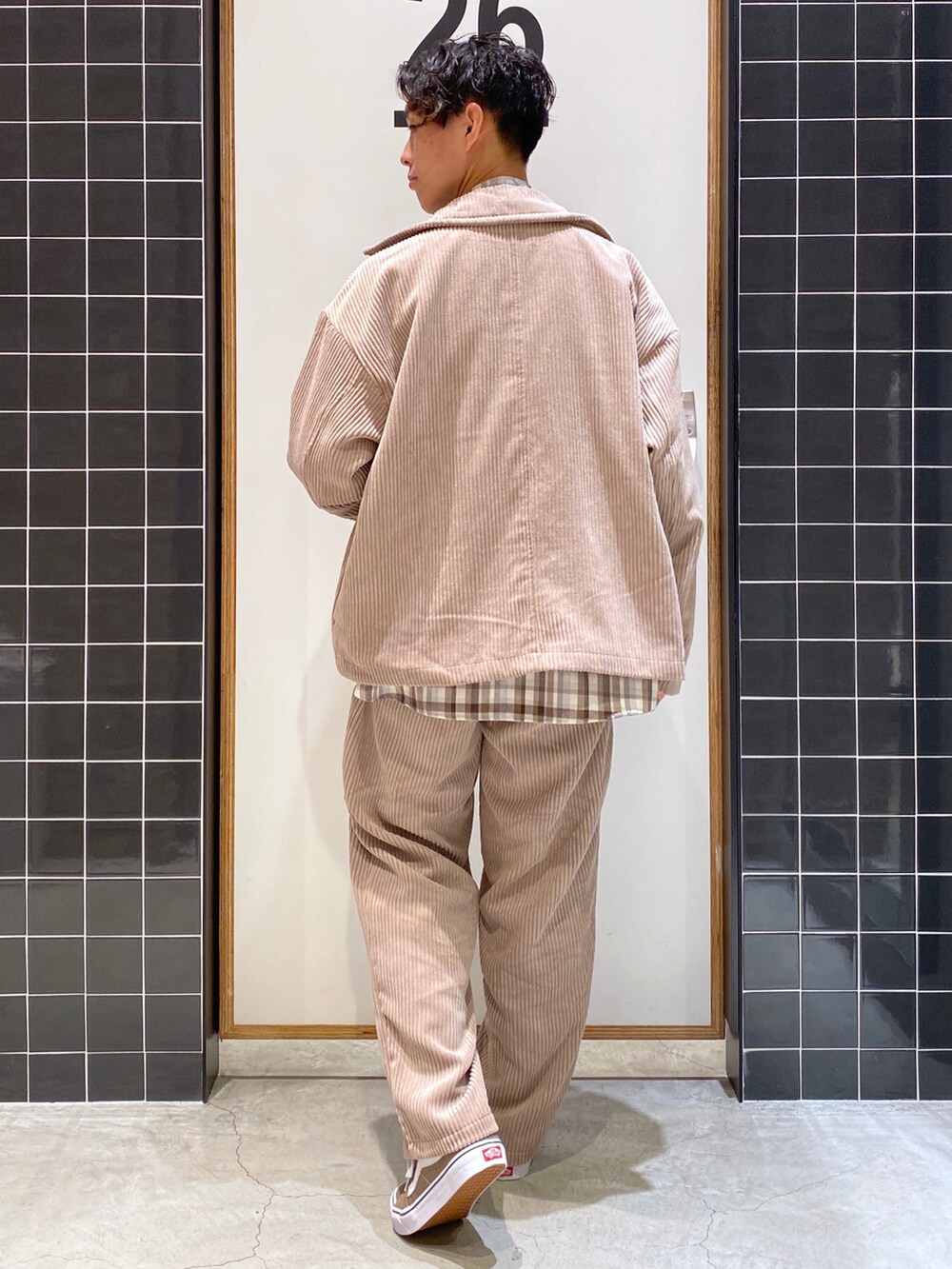 「セットアップ、コーデュロイ、VANS、チェックシャツ、ワントーンコーデ、コーデュロイパンツ、ワイドパンツ、ベージュコーデ、ニコアンド、ビッグシャツ、カジュアルコーデ、コーデュロイジャケット、低身長コーデ、niko and ...、秋コーデ」｜「niko and...の[セットアップ対応]コーデュロイZIPアップブルゾン（ブルゾン、ベージュ系）」を使った、ぜっきーさん（メンズ・165cm）の秋コーディネートの3枚目の写真