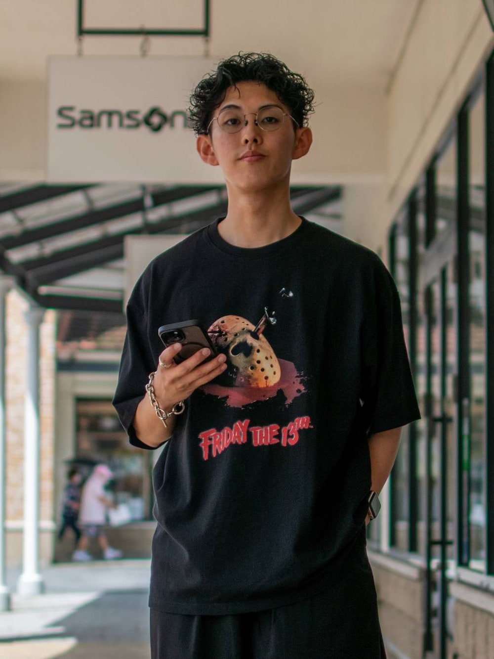 「低身長、低身長コーデ、niko and ...、ニコアンド、Tシャツ、ワイドパンツ、スラックス、シンプル、ブラックコーデ、オールブラック」｜「niko and...の【13日の金曜日】コラボアソートプリントT（Tシャツ/カットソー、ブラック系）」を使った、ぜっきーさん（メンズ・165cm）の夏コーディネートの4枚目の写真