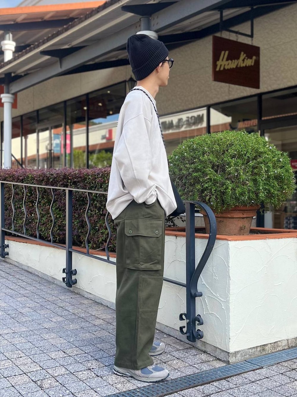 「低身長、低身長コーデ、niko and...、ニコアンド、ファッションを楽しもう、WEARyouthコーデ、スエード、ワイドパンツ、カーゴパンツ、ショルダーバッグ、ニット帽、ビッグシルエット、ストリート、秋コーデ、アースカラー」｜「niko and...のパラコードミニショルダー（ショルダーバッグ、ブラック系）」を使った、ぜっきーさん（メンズ・165cm）の秋コーディネートの3枚目の写真