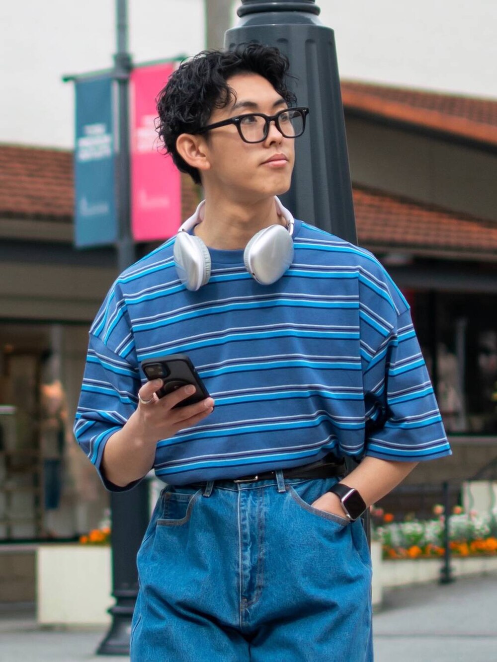 ブルー系のデニムパンツ、ブルー系のTシャツ/カットソー、ブラック系のその他シューズを着用したメンズの春コーディネートの6枚目の写真