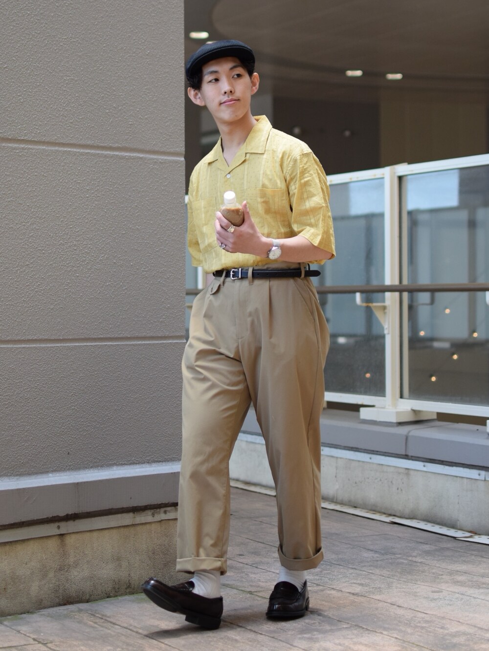 「niko and ...、ニコアンド、オープンカラーシャツ、イエロー、シャツスタイル、タックイン、ワイドパンツ、ベージュパンツ、ロールアップ、革靴、ローファー、ハンチング、KANGOL、レトロ、低身長コーデ」｜「KANGOLの【KANGOL】Tropic 504 Ventair/【カンゴール】トロピック 504 ベントエアー（ハンチング/ベレー帽、ブラック系）」を使った、ぜっきーさん（メンズ・165cm）の春コーディネートの3枚目の写真