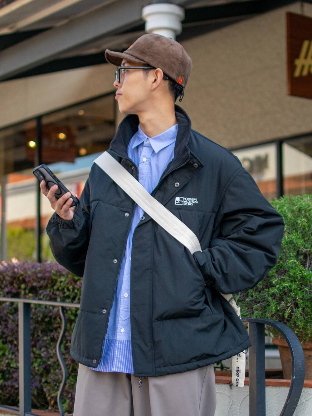 「低身長、低身長コーデ、niko and ...、ニコアンド、ファッションを楽しもう、WEARyouthコーデ、クリスマスに着たい服、アウター、冬アウター、ブルゾン、シャツ、ワイドパンツ、キャップ、ショルダーバッグ、メガネ」|「niko and...のオリジナルクラウンパントだて眼鏡&サングラス(メガネ、ブラック系)」を使った、ぜっきーさん(メンズ・165cm)の秋コーディネートの5枚目の写真