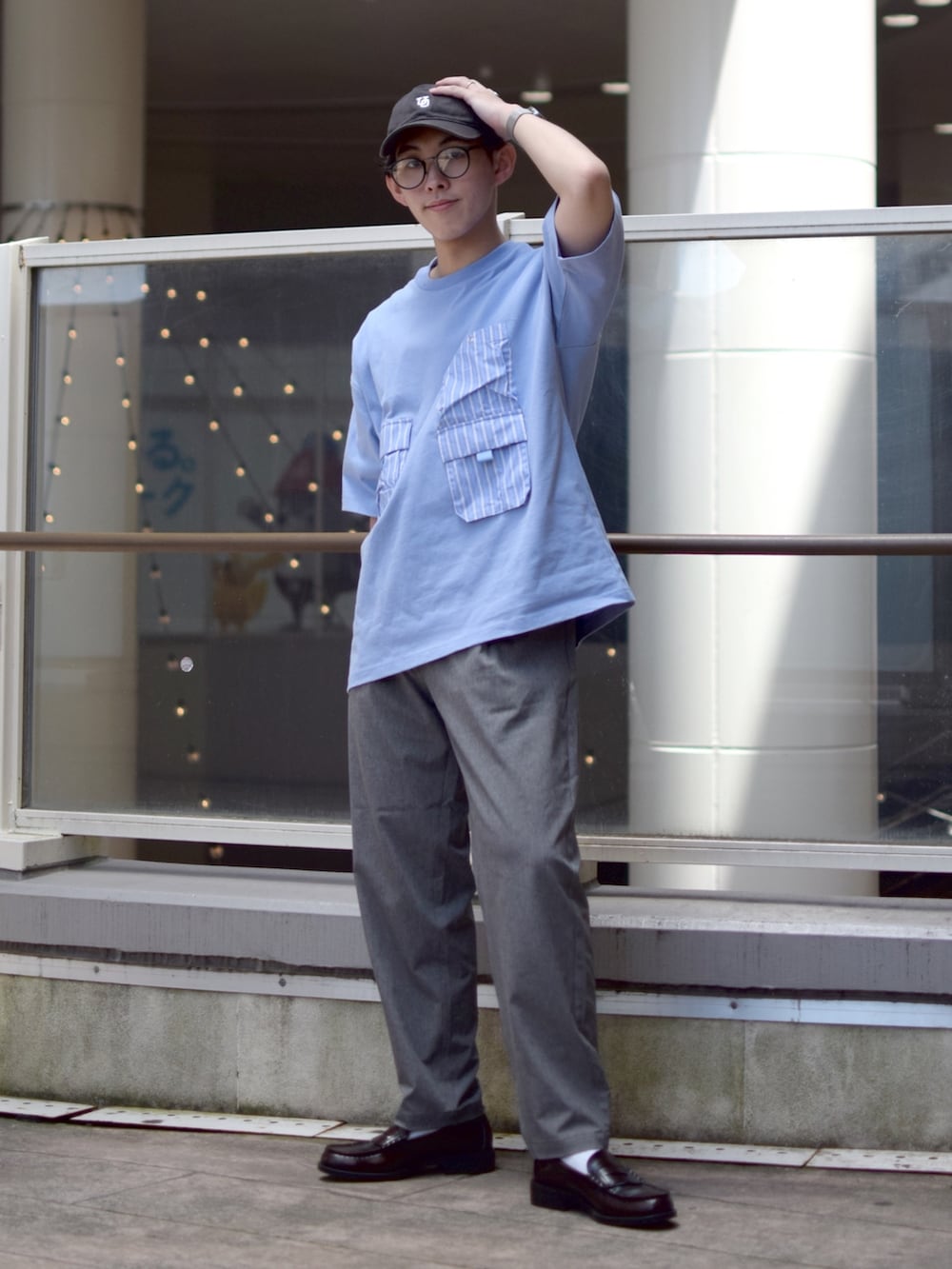 「niko and ...、ニコアンド、ビッグT、水色、ワイドパンツ、テーパードパンツ、革靴、ローファー、グレーパンツ、グレー、キャップ、universaloverall、きれいめカジュアル、低身長コーデ、シンプルコーデ」｜「UNIVERSAL OVERALLの【UNIVERSAL OVERALL】別注ウォッシュドコットンローキャップ（キャップ、グレー系）」を使った、ぜっきーさん（メンズ・165cm）の春コーディネートの2枚目の写真
