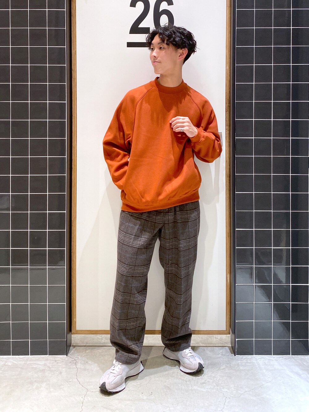 「New Balance、キルティング、冬コーデ、オレンジ、スニーカーコーデ、リバーシブル、ワイドパンツ、チェックパンツ、水色、厚底シューズ、キルティングジャケット、ニコアンド、低身長コーデ、niko and ...、ニコアンド(niko and...)」|「niko and...のリバーシブルボアZIPカーディガン(ブルゾン、ブルー系)」を使った、ぜっきーさん(メンズ・165cm)の秋コーディネートの5枚目の写真