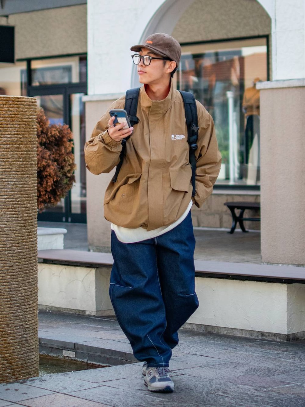 「低身長、低身長コーデ、niko and...、ニコアンド、ブルゾン、ナイロンジャケット、ワイドデニム、デニム、キャップ、ワイドパンツ、ブラウン、メガネ男子、スニーカー、重ね着ベストシーズン、WEARyouthコーデ」|「niko and...のオリジナルクラウンパントだて眼鏡&サングラス(メガネ、ブラック系)」を使った、ぜっきーさん(メンズ・165cm)の秋コーディネートの2枚目の写真