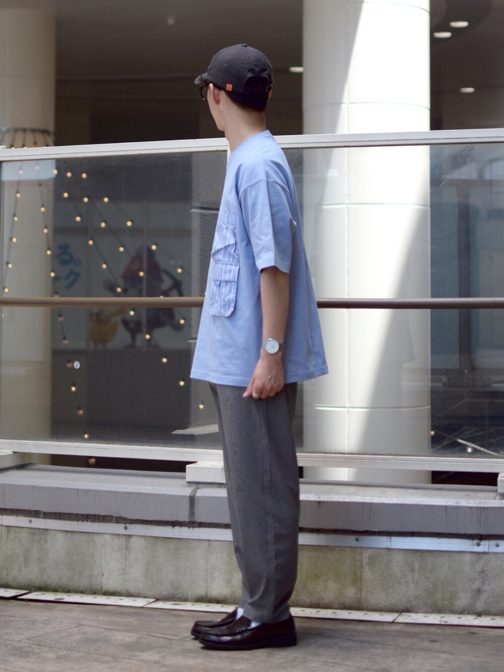 「niko and ...、ニコアンド、ビッグT、水色、ワイドパンツ、テーパードパンツ、革靴、ローファー、グレーパンツ、グレー、キャップ、universaloverall、きれいめカジュアル、低身長コーデ、シンプルコーデ」｜「UNIVERSAL OVERALLの【UNIVERSAL OVERALL】別注ウォッシュドコットンローキャップ（キャップ、グレー系）」を使った、ぜっきーさん（メンズ・165cm）の春コーディネートの4枚目の写真