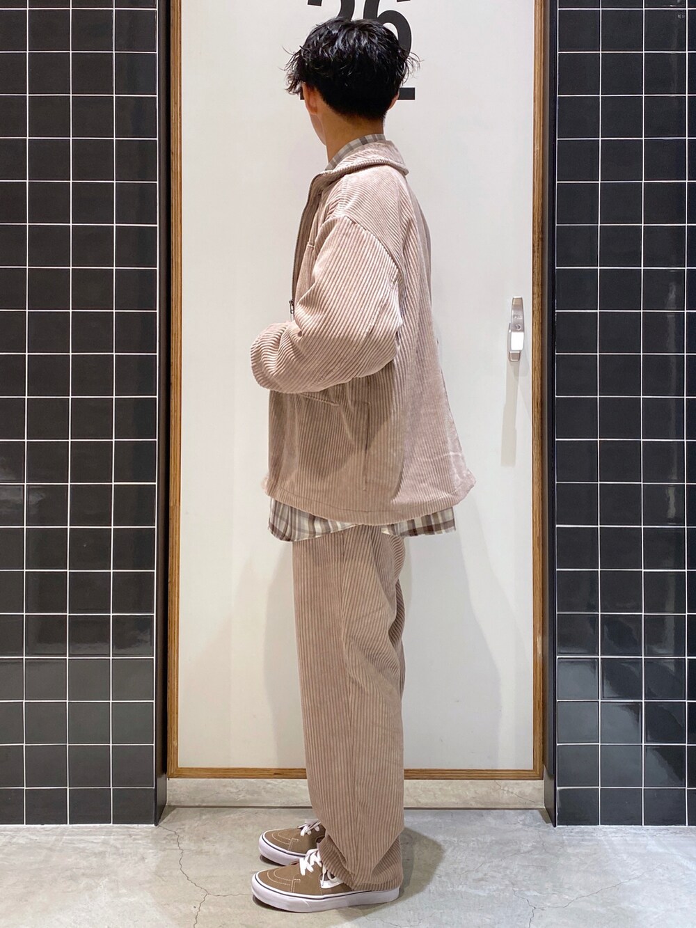「セットアップ、コーデュロイ、VANS、チェックシャツ、ワントーンコーデ、コーデュロイパンツ、ワイドパンツ、ベージュコーデ、ニコアンド、ビッグシャツ、カジュアルコーデ、コーデュロイジャケット、低身長コーデ、niko and ...、秋コーデ」｜「niko and...の[セットアップ対応]コーデュロイZIPアップブルゾン（ブルゾン、ベージュ系）」を使った、ぜっきーさん（メンズ・165cm）の秋コーディネートの2枚目の写真