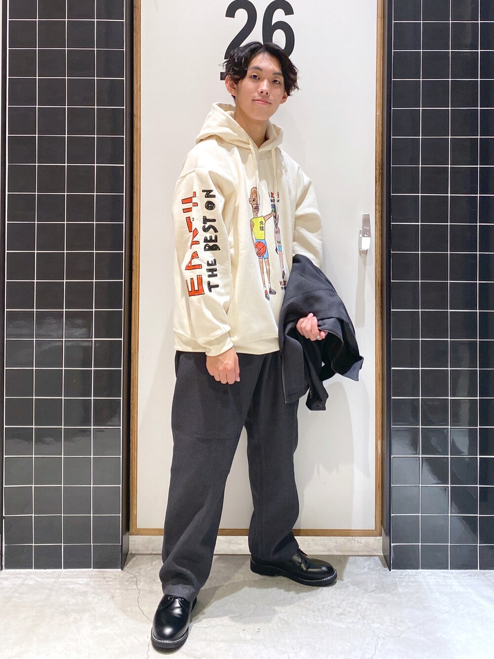 「ブルゾン、セットアップ、パーカー、オーバーサイズ、ワイドパンツ、革靴、きれいめカジュアル、クライミングパンツ、ドリズラージャケット、ニコアンド、低身長コーデ、白パーカー、niko and ...、デザイントップス、秋コーデ」|「niko and...のスマートテックショートブルゾン(その他アウター、グレー系)」を使った、ぜっきーさん(メンズ・165cm)の秋コーディネートの5枚目の写真