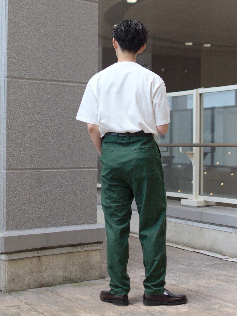 「niko and ...、ニコアンド、NUMERALS、ロゴT、白Tシャツ、カラーパンツ、リネンパンツ、グリーン、ローファー、タックイン、低身長コーデ、春夏コーデ、きれいめカジュアル、初夏コーデ、シンプルコーデ」｜「NUMERALSの【UNISEX】[NUMERALS]UDRプリントBIGTシャツ（Tシャツ/カットソー、ホワイト系）」を使った、ぜっきーさん（メンズ・165cm）の春コーディネートの4枚目の写真