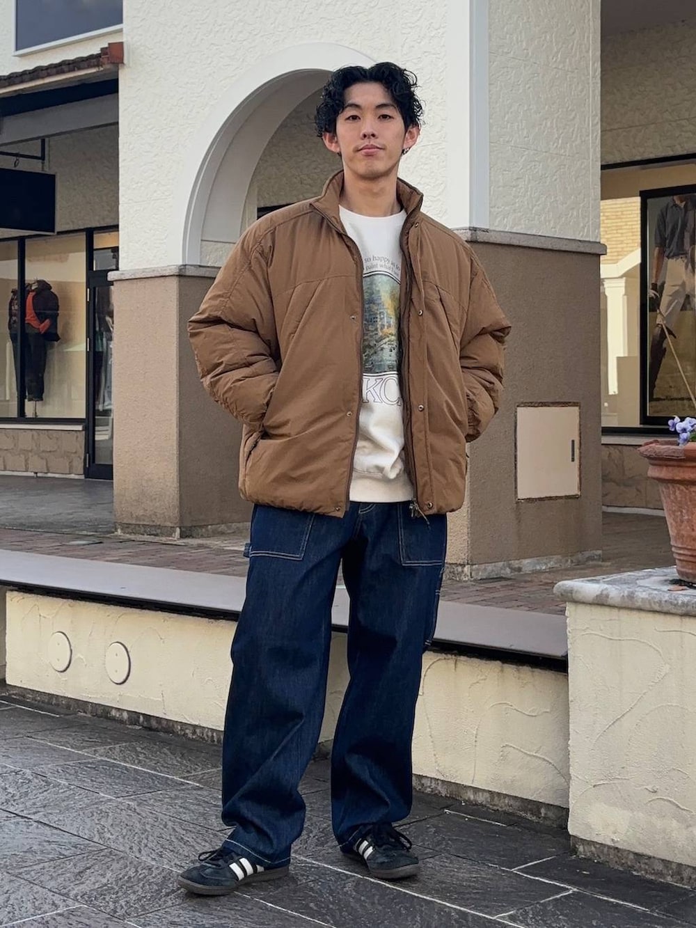 「真冬のあったかスタイル、低身長、低身長コーデ、niko and ...、ニコアンド、デニム、デニムパンツ、ワイドパンツ、ダウンジャケット、お出かけコーデ、スウェット、冬コーデ」｜「niko and...の中綿スタンドミリタリーブルゾン（ブルゾン、イエロー系）」を使った、ぜっきーさん（メンズ・165cm）の冬コーディネートの2枚目の写真