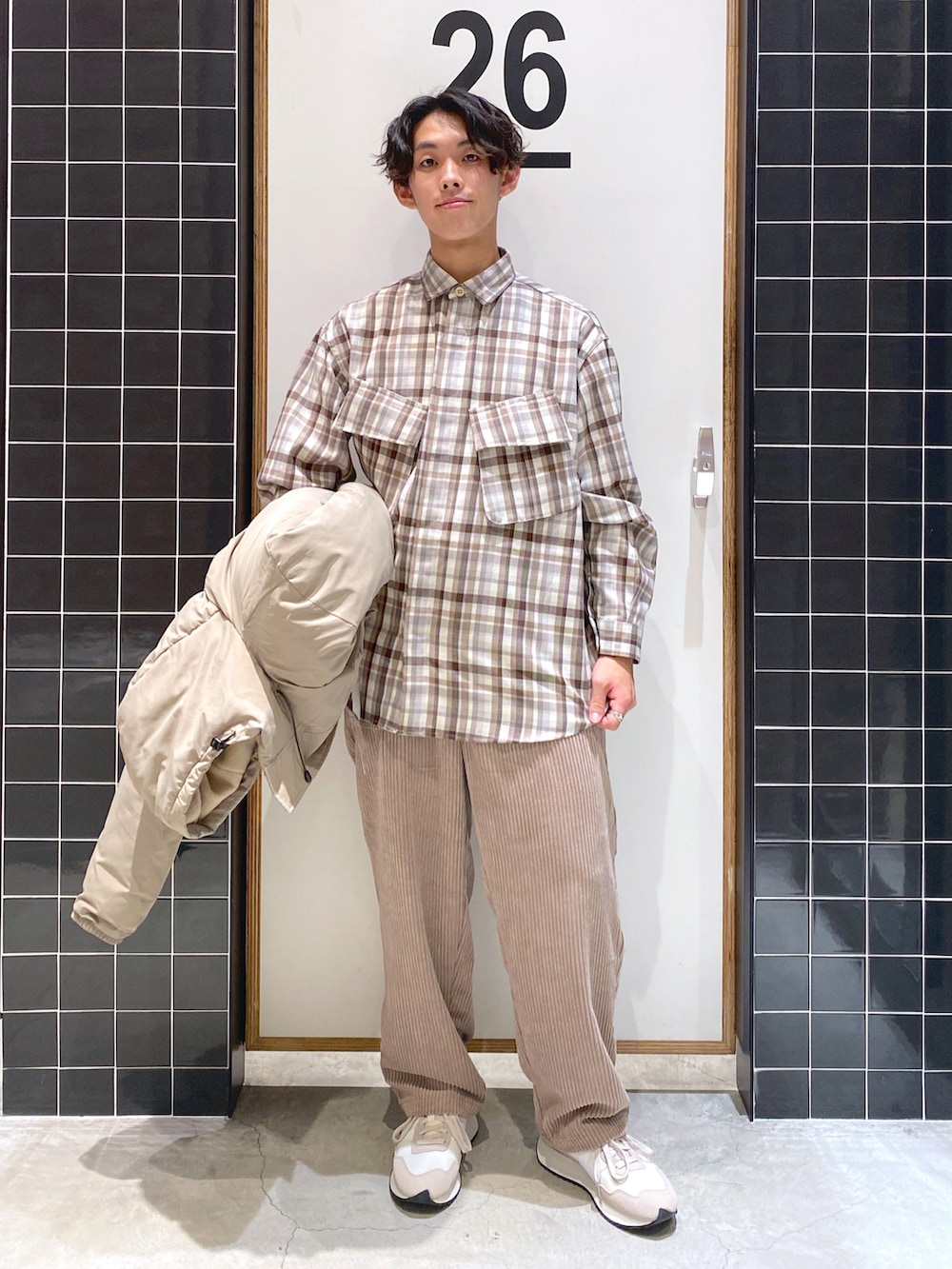 「ダウンジャケット、チェックシャツ、ワントーンコーデ、ダウン、New Balance、冬コーデ、コーデュロイパンツ、ワイドパンツ、ベイカーパンツ、厚底シューズ、ベージュコーデ、ニコアンド、ビッグシャツ、低身長コーデ、niko and ...」|「niko and...のエアコンダウンジャケット(ダウンジャケット/コート、その他)」を使った、ぜっきーさん(メンズ・165cm)の秋コーディネートの5枚目の写真