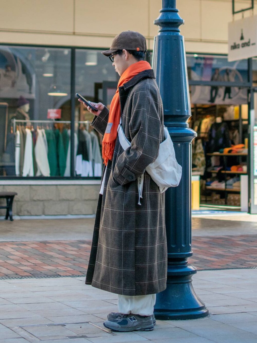 「低身長、低身長コーデ、niko and ...、ニコアンド、新星WEARISTAにエントリー、WEARyouthコーデ、クリスマスに着たい服、マフラー、冬アウター、ロングコート、チェック、カーゴパンツ、ショルダーバッグ、キャップ、冬を彩る色いろコーデ」|「niko and...のオリジナルロゴキャンバスショルダーバッグ(ショルダーバッグ、ブラウン系)」を使った、ぜっきーさん(メンズ・165cm)の冬コーディネートの3枚目の写真