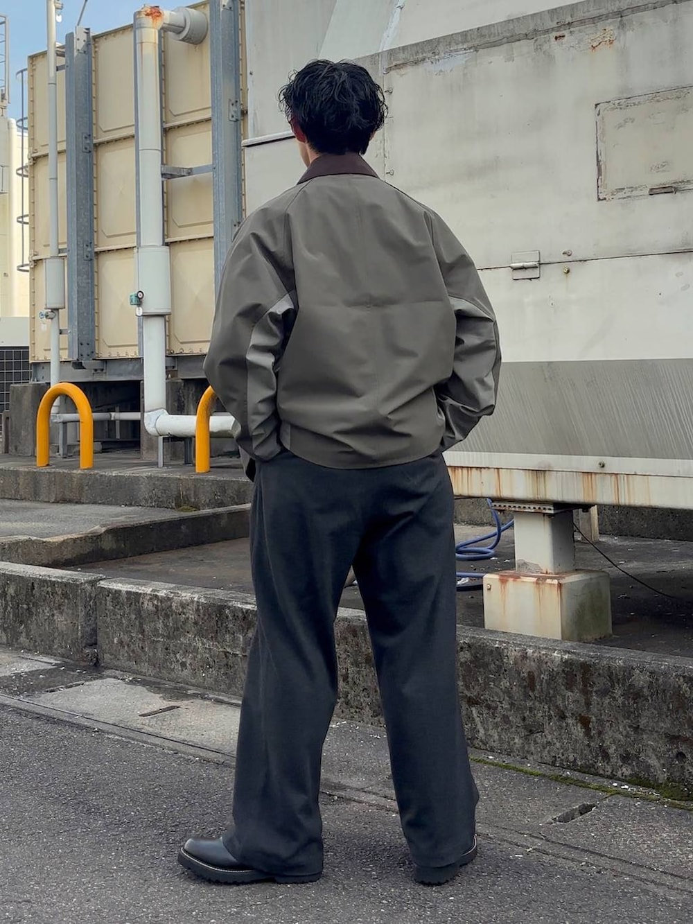「低身長、体型カバー、ゆったり、niko and ...、ブルゾン、シャツ、ワイドパンツ」｜「niko and...のレギュラーカラーネルシャツ（シャツ/ブラウス、ホワイト系）」を使った、ぜっきーさん（メンズ・165cm）の冬コーディネートの4枚目の写真