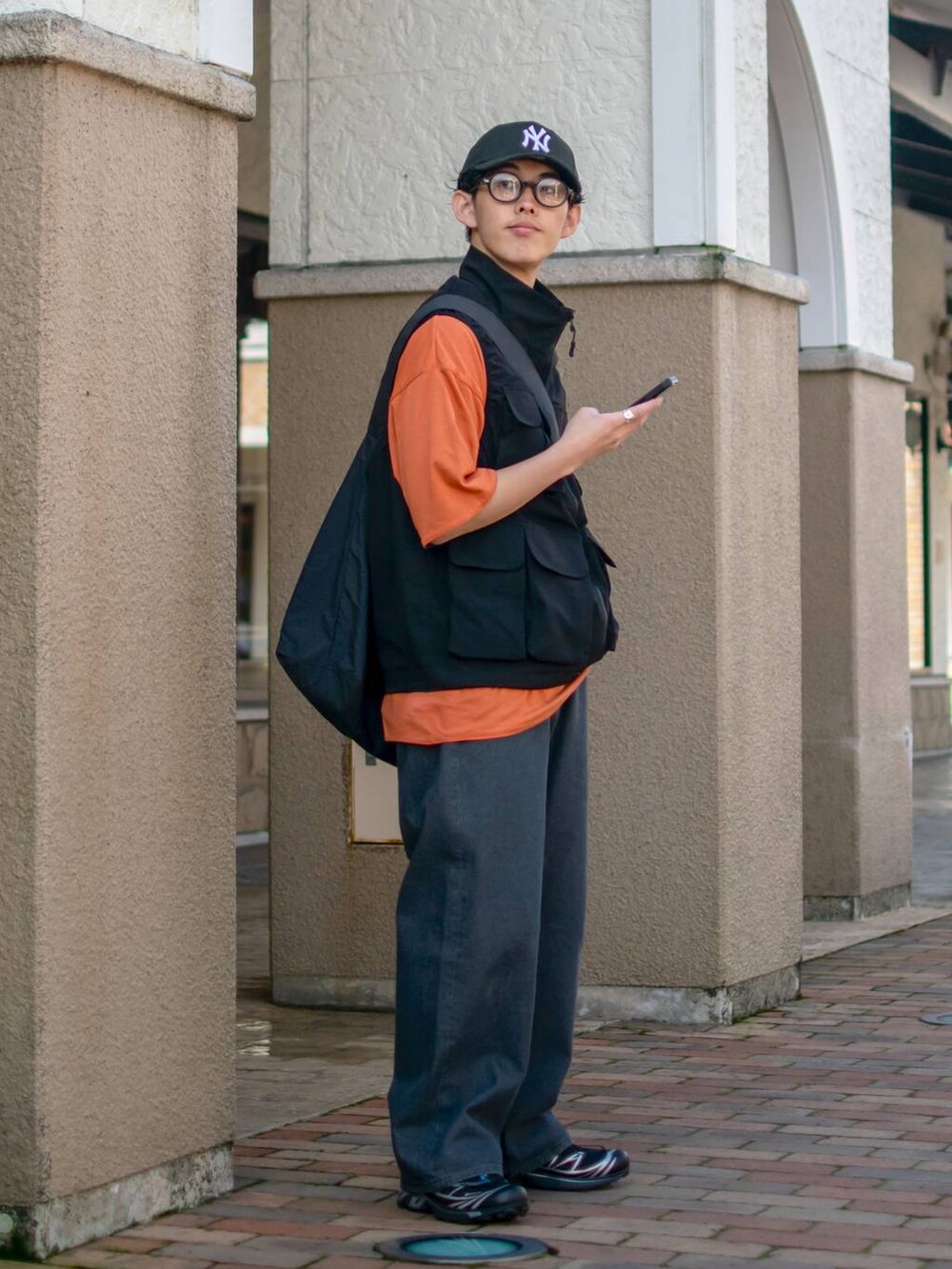 「低身長、低身長コーデ、niko and ...、ニコアンド、ベスト、Tシャツ、オレンジ、ワイドパンツ、デニム、ブラックデニム、ショルダーバッグ、キャップ、モノトーン、レイヤードスタイル、スニーカー」|「niko and...のリップストップベスト(ベスト、ブラック系)」を使った、ぜっきーさん(メンズ・165cm)の春コーディネートの3枚目の写真