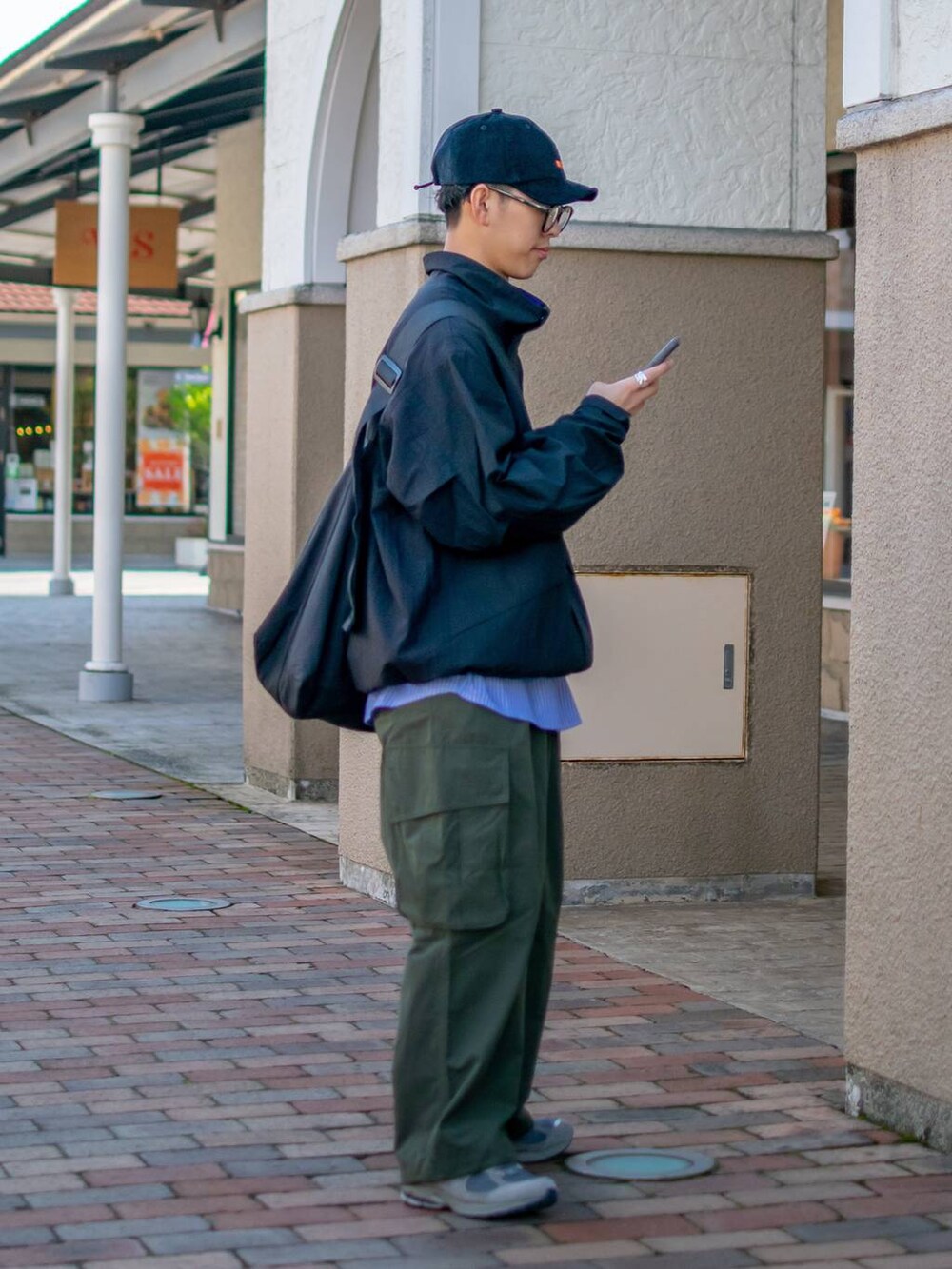 「低身長、低身長コーデ、niko and...、ニコアンド、重ね着ベストシーズン、WEARyouthコーデ、レイヤードスタイル、キャップ、ブルゾン、ナイロンジャケット、シャツ、カーゴパンツ、ワイドパンツ、ショルダーバッグ、秋コーデ」|「niko and...のオリジナルクラウンパントだて眼鏡&サングラス(メガネ、ブラック系)」を使った、ぜっきーさん(メンズ・165cm)の秋コーディネートの3枚目の写真